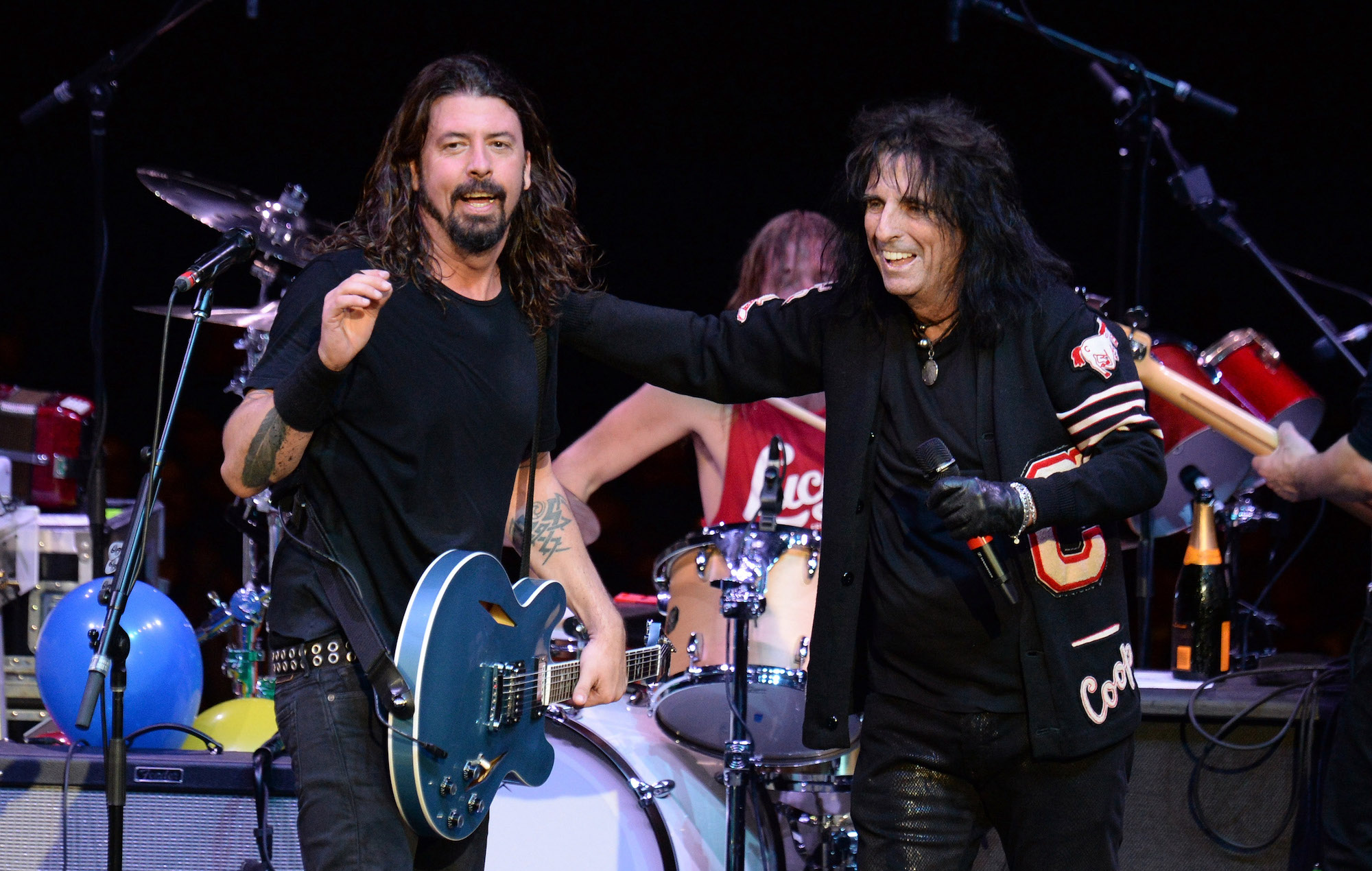 Alice Cooper dice que le encantaría liderar a Foo Fighters "si alguna vez necesitaran un vocalista realmente enfermo"