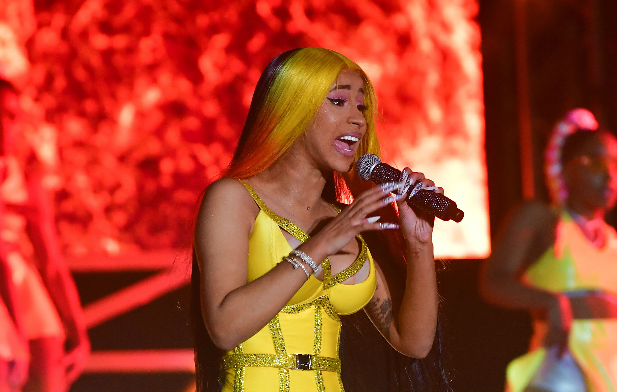 Cardi B comparte un fragmento de su nueva canción y promete ir 