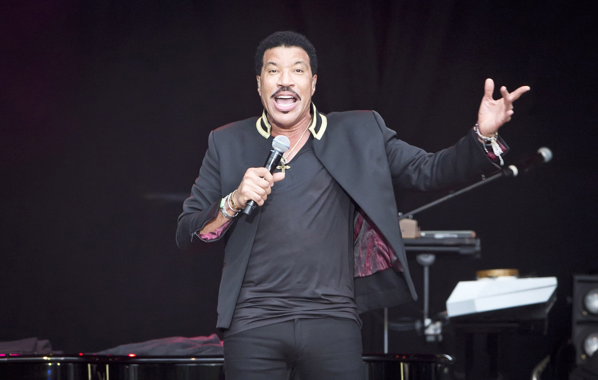 Consulta las fechas reprogramadas de la gira de Lionel Richie por el Reino Unido e Irlanda en 2022