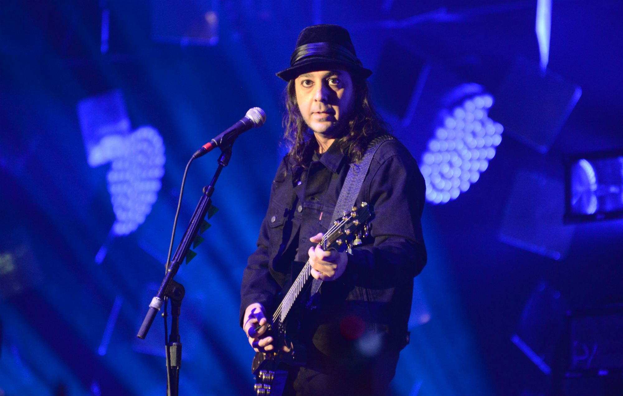 Daron Malakian, de System Of A Down, dice a los fans que "las armas son esenciales"