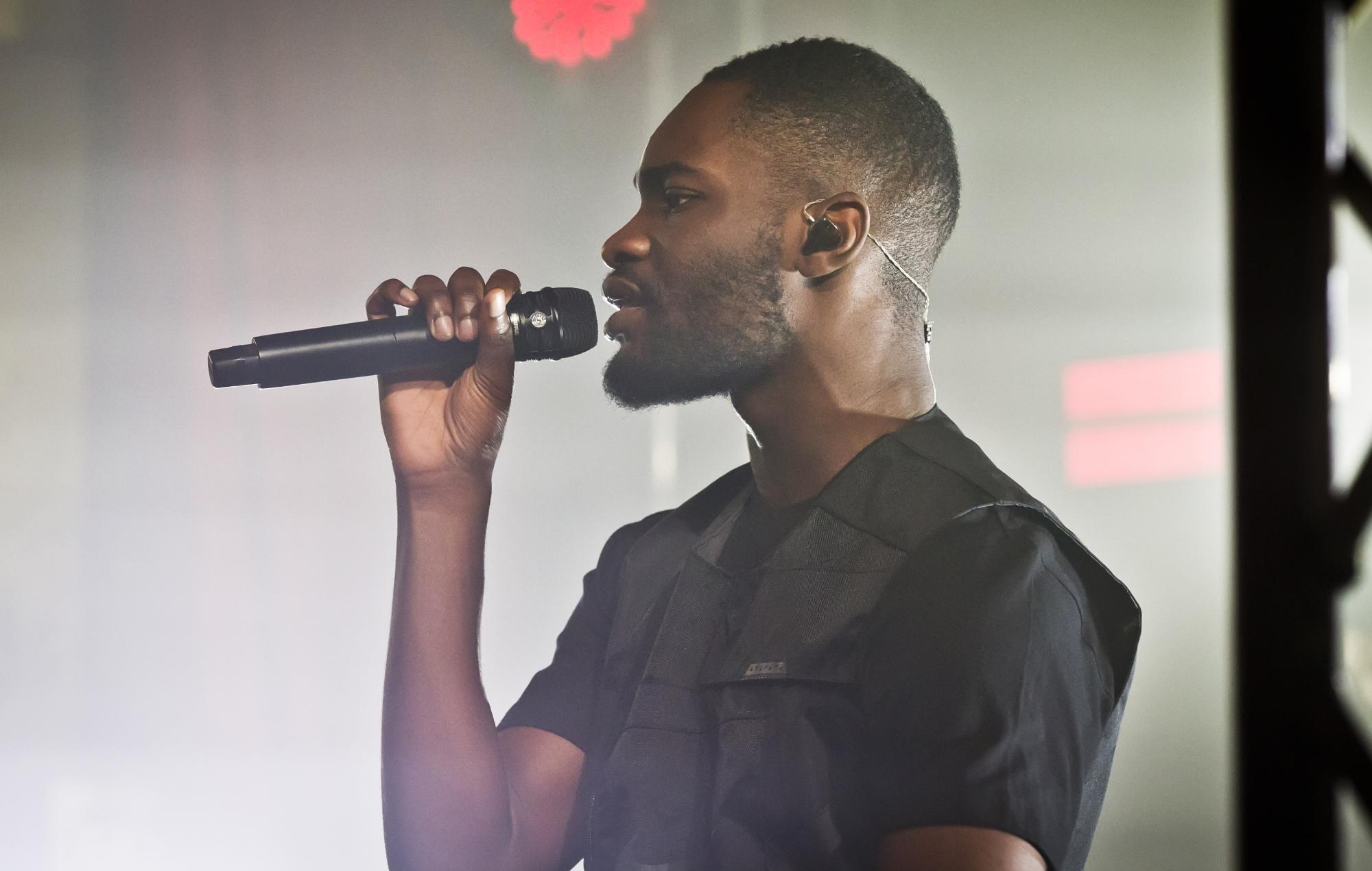 Dave interpreta un fragmento de su nueva canción desde el estudio