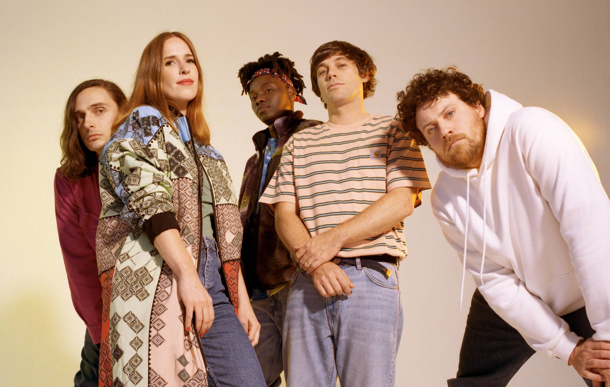 Escucha la nueva y atmosférica remezcla de MGMT de 'The Look' de Metronomy