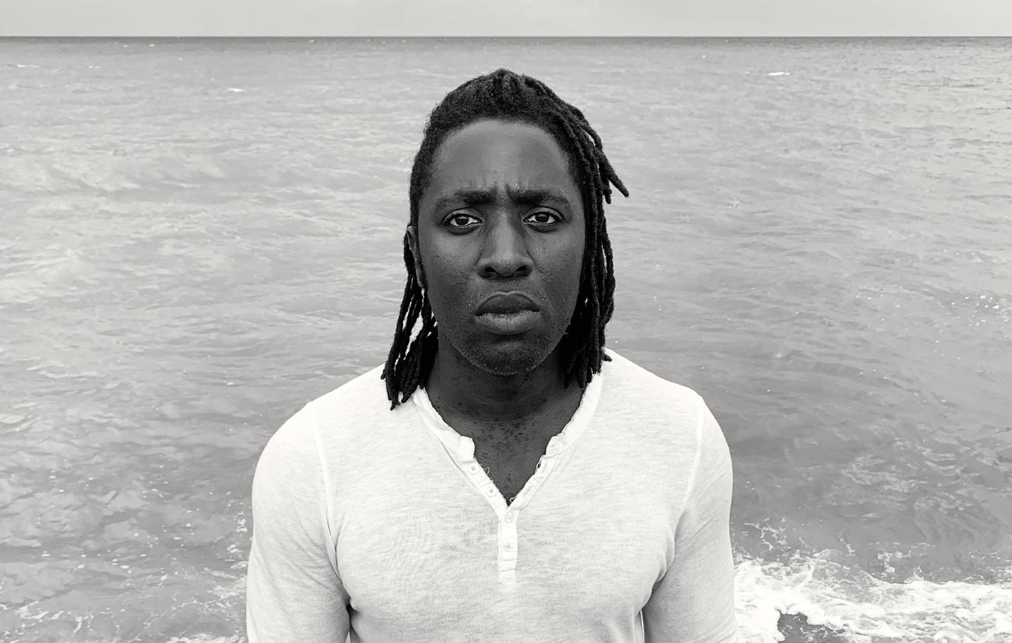 Escucha la nueva y relajante canción en solitario de Kele Okereke 'The Heart Of The Wave'