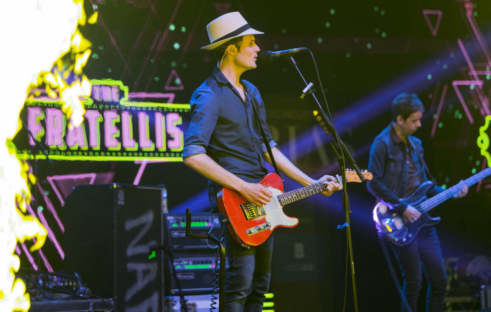 Jon Lawler, de The Fratellis, "destrozó" el escenario del baile real tras exigir que le pagaran con fichas de casino