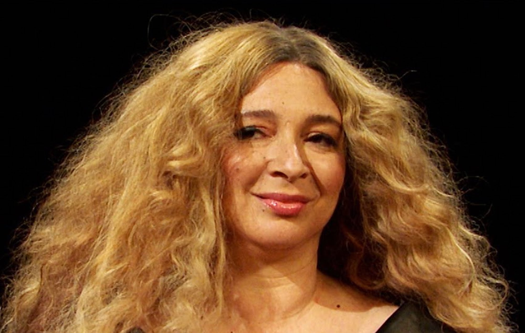 Maya Rudolph interpreta a Beyoncé aceptando el reto de 'Hot Ones' en 'SNL'