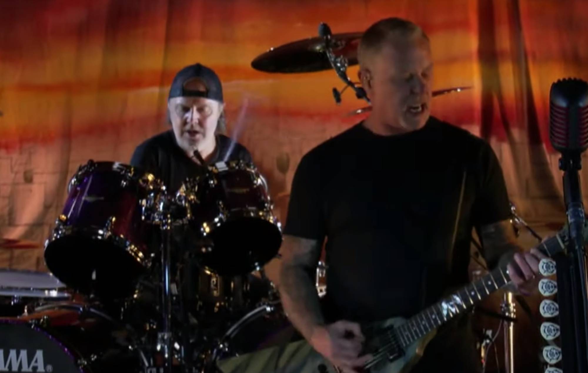 Mira cómo Metallica conmemora los 35 años de 'Master of Puppets' con la actuación de 'Battery' en 'Colbert'