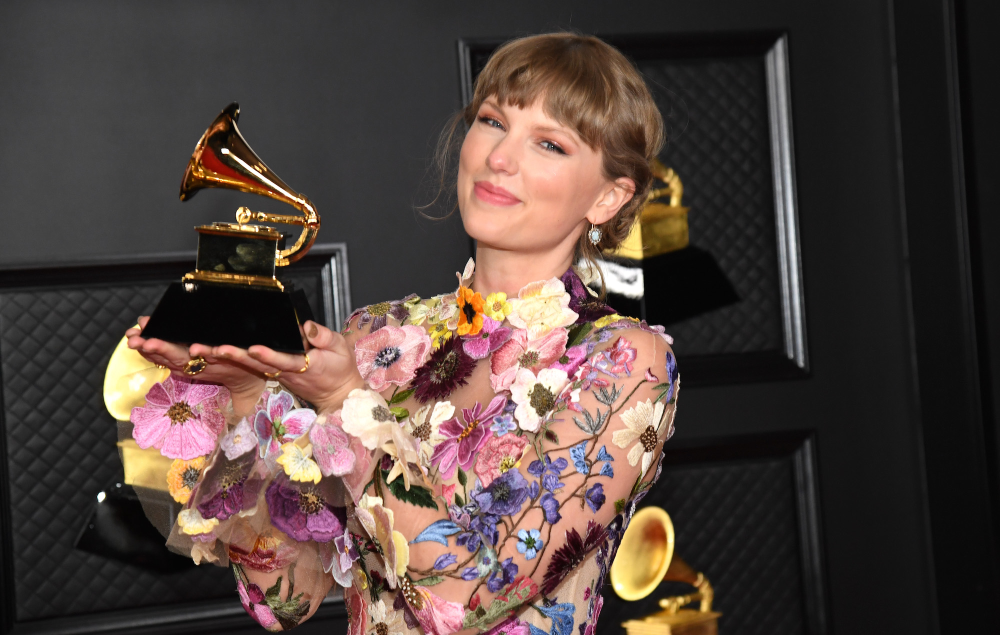 Taylor Swift revela la nota manuscrita que recibió de Beyonce tras su victoria en los Grammys