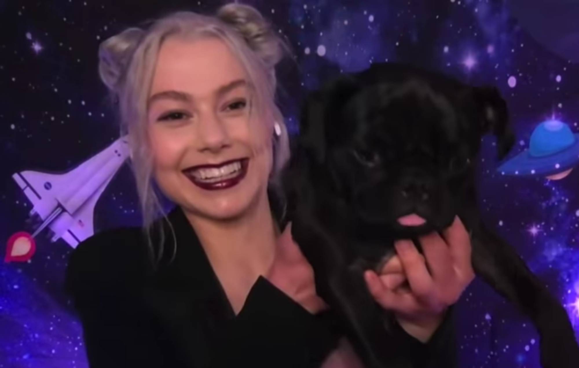 Vea a Phoebe Bridgers y su perro siendo entrevistados por Seth Meyers
