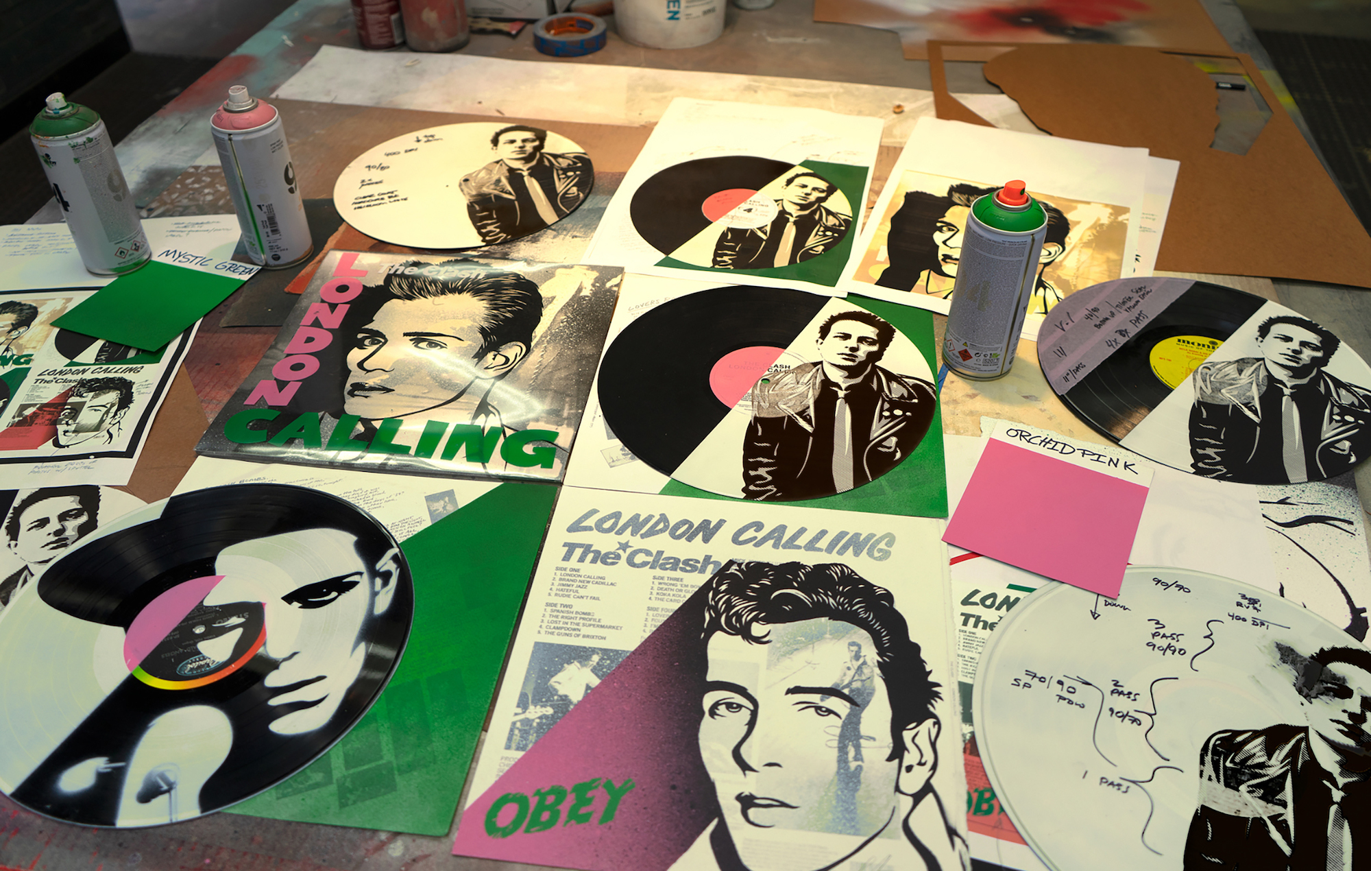 Arctic Monkeys, Coldplay, The Clash y otros donan vinilos raros a una exposición benéfica