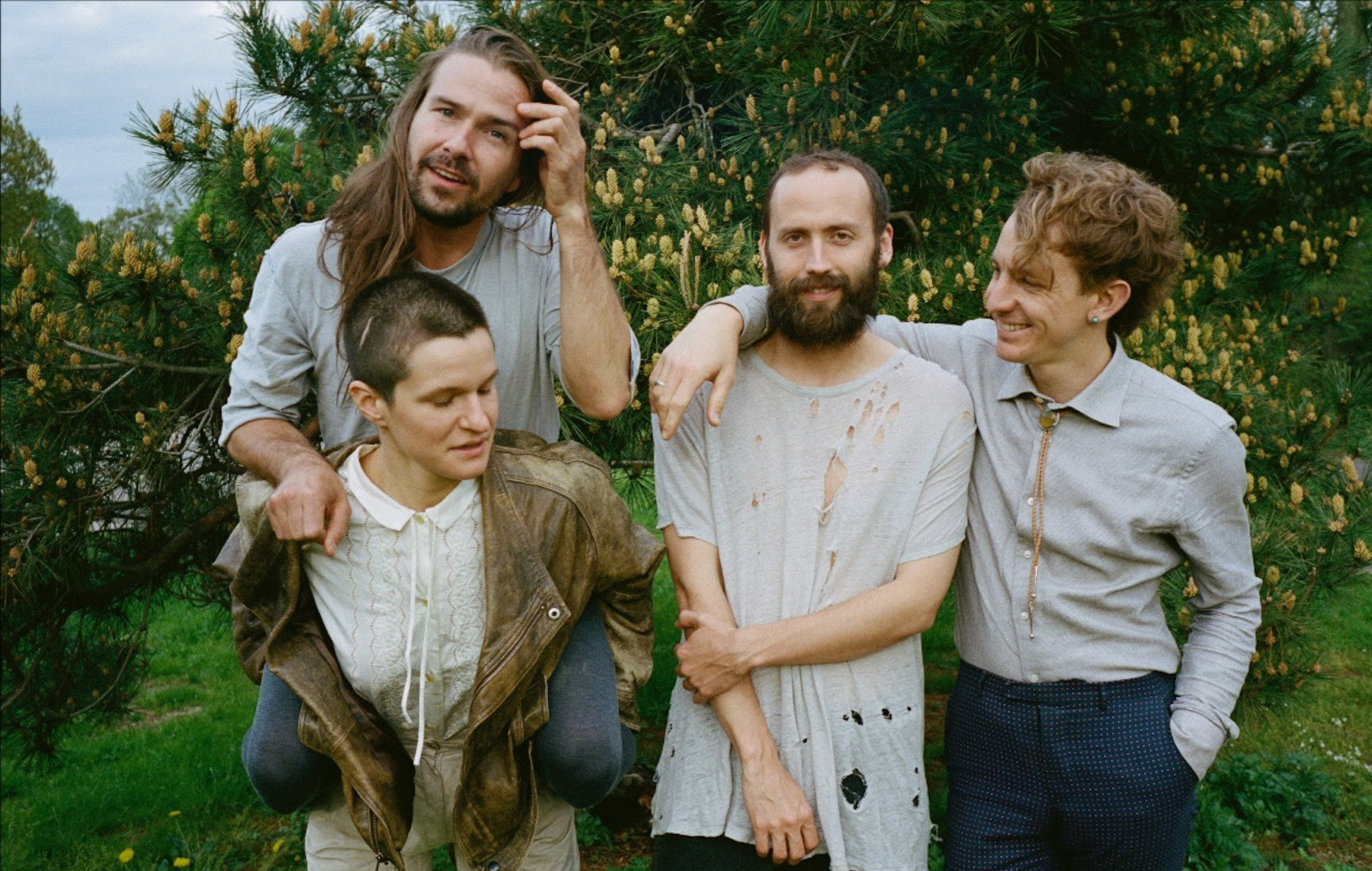 Big Thief se disculpa por el diseño de una camiseta con 