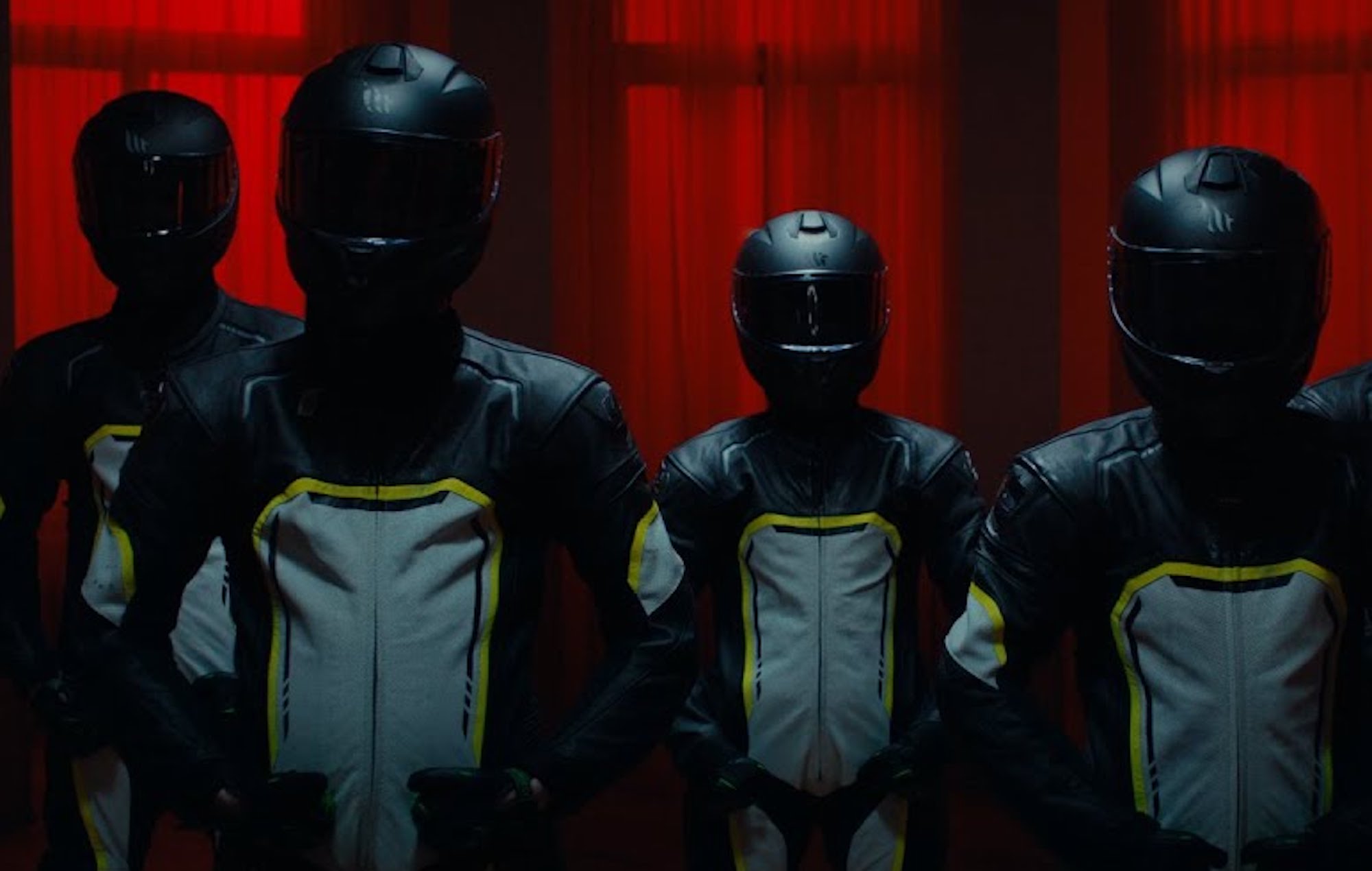 Dos bandas de ciclistas se enfrentan en el nuevo y dramático vídeo de Royal Blood 