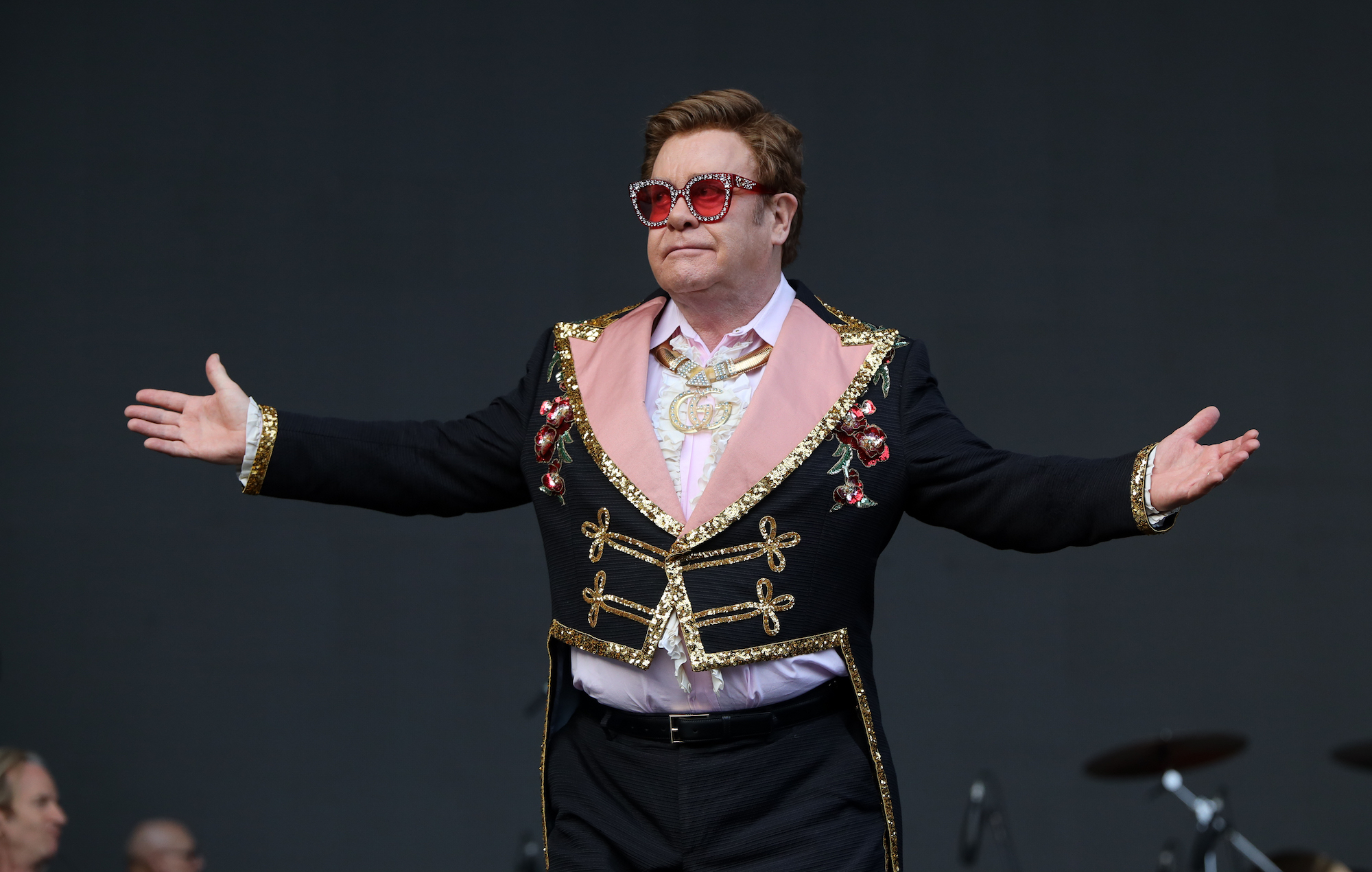 Elton John pide que los trolls de Internet se enfrenten a la "responsabilidad": "La gente es tan cruel con los demás"