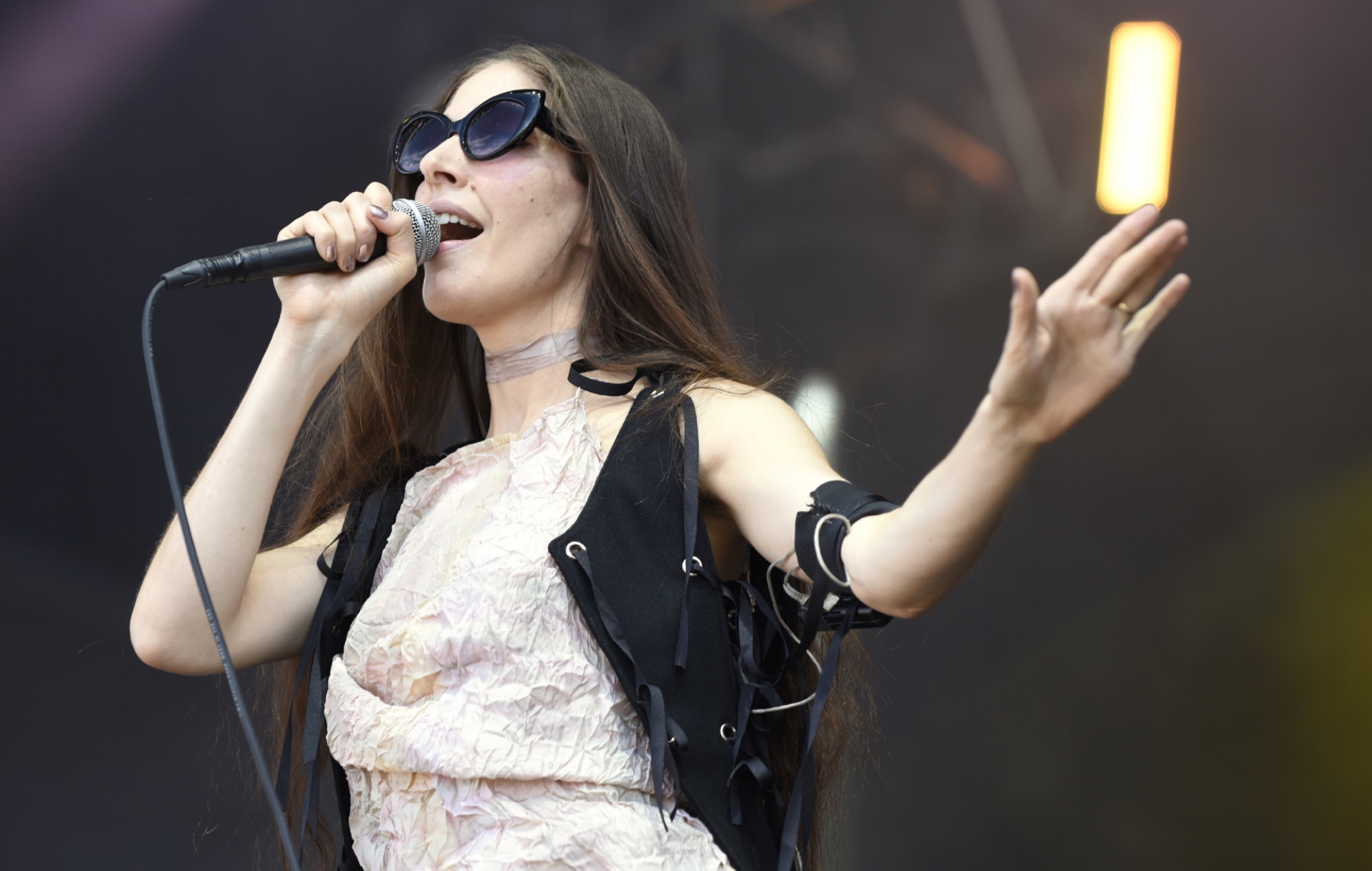 Escucha el nuevo remix de Caroline Polachek de 'Oh Yeah' de A. G. Cook