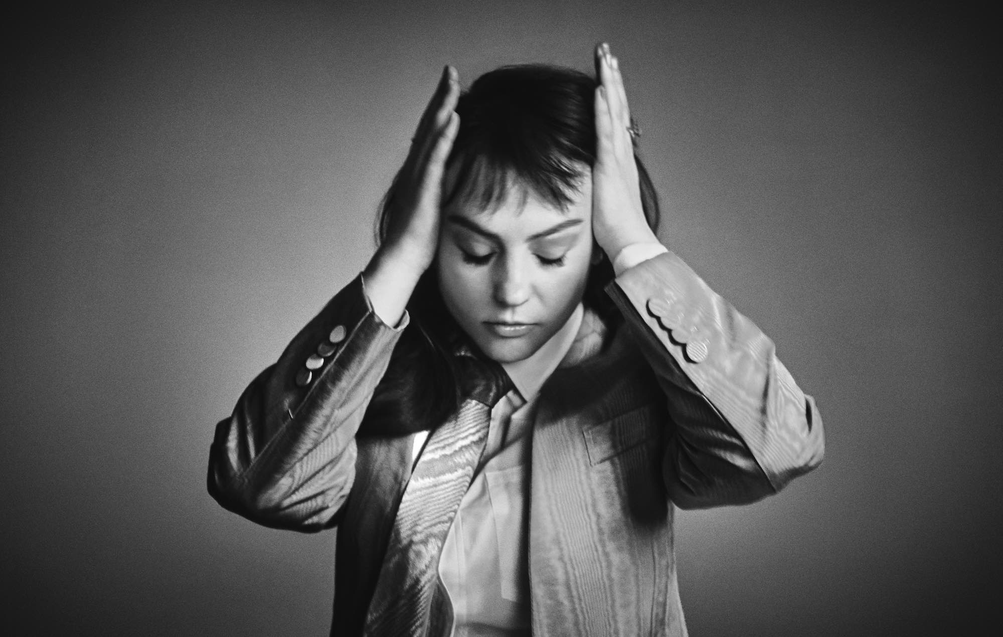 Escucha la grandiosa versión orquestal de Angel Olsen de 'Waving, Smiling'