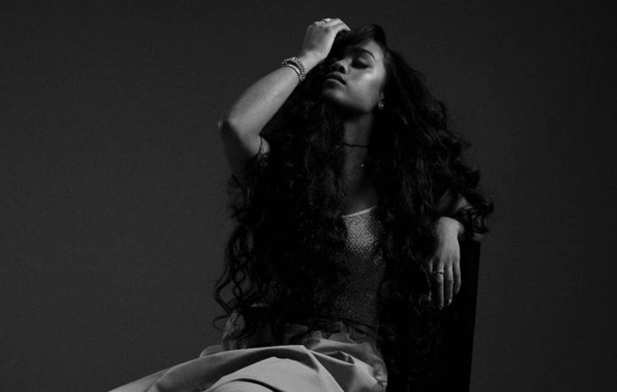 H.E.R. comparte su nueva colaboración con Chris Brown y revela detalles de su nuevo álbum