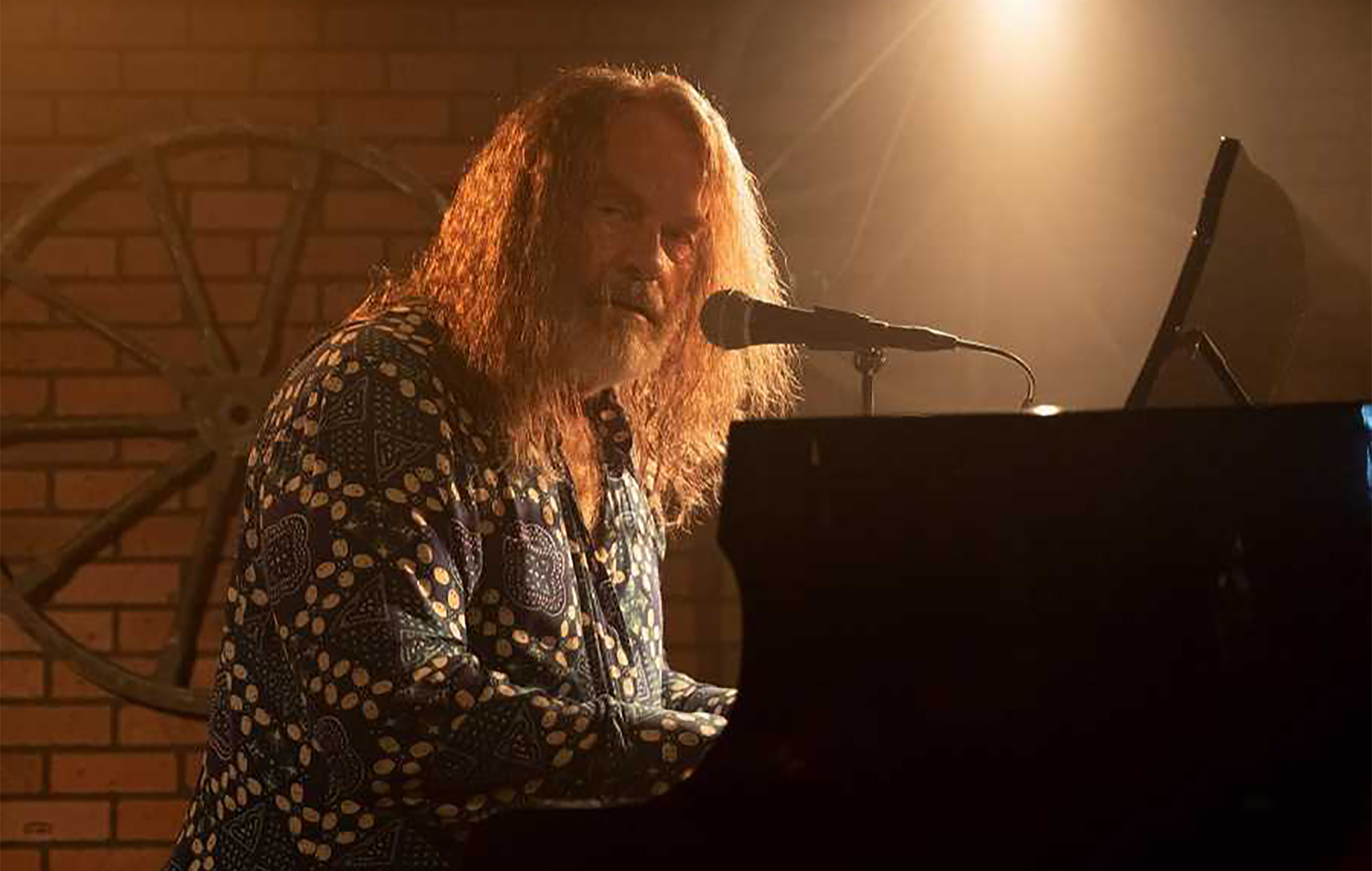 Kelsey Grammer interpreta a una estrella del rock que envejece en