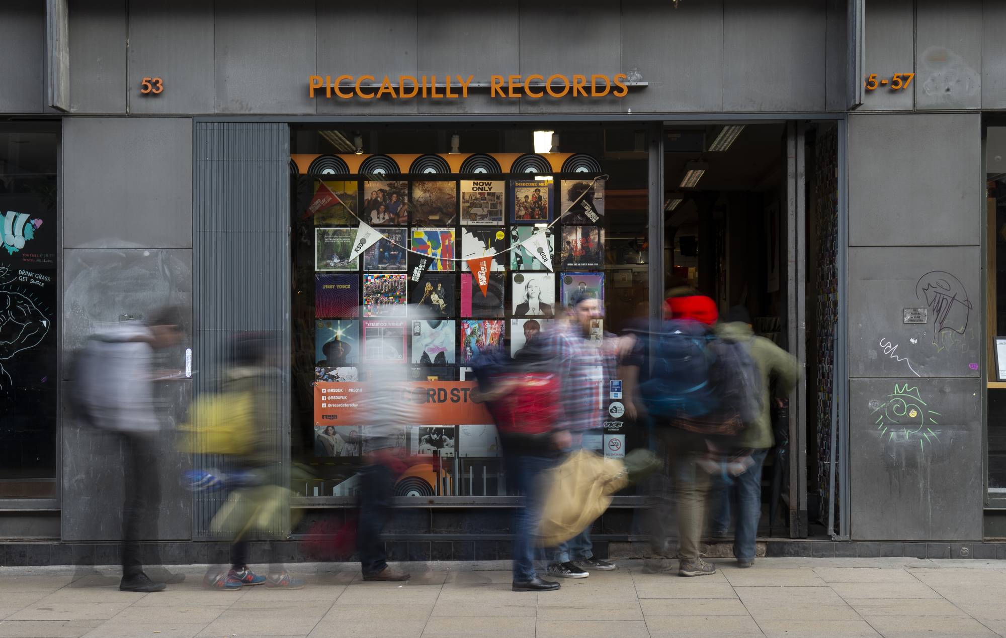 Las tiendas de discos celebran su reapertura al disminuir las restricciones de cierre en el Reino Unido