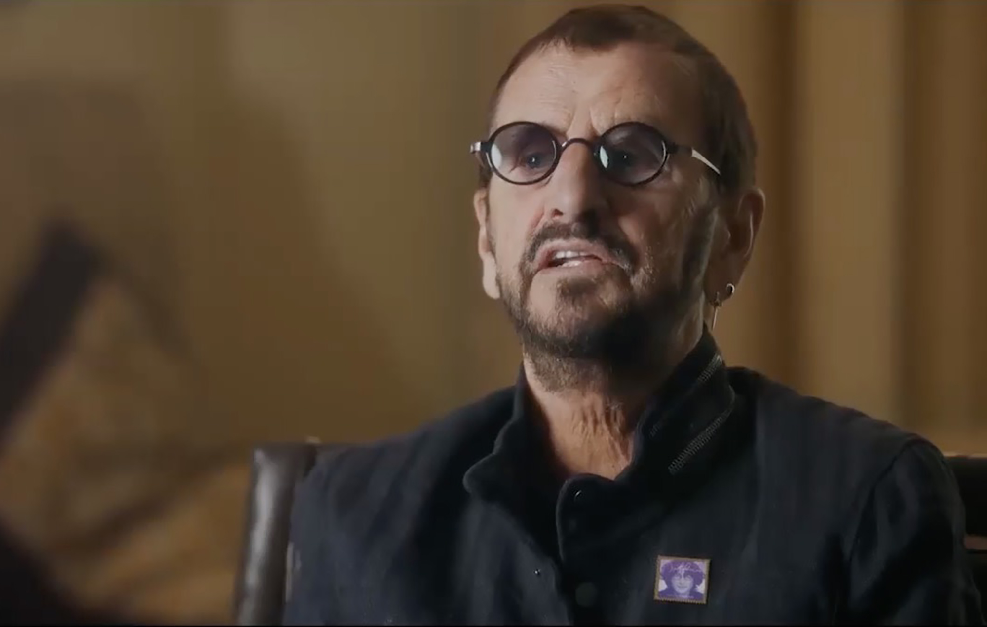 Mira a Ringo Starr, St Vincent y Brian Johnson hablar de los peligros de tirarse pedos en el autobús de gira en el nuevo clip de 'What Drives Us'