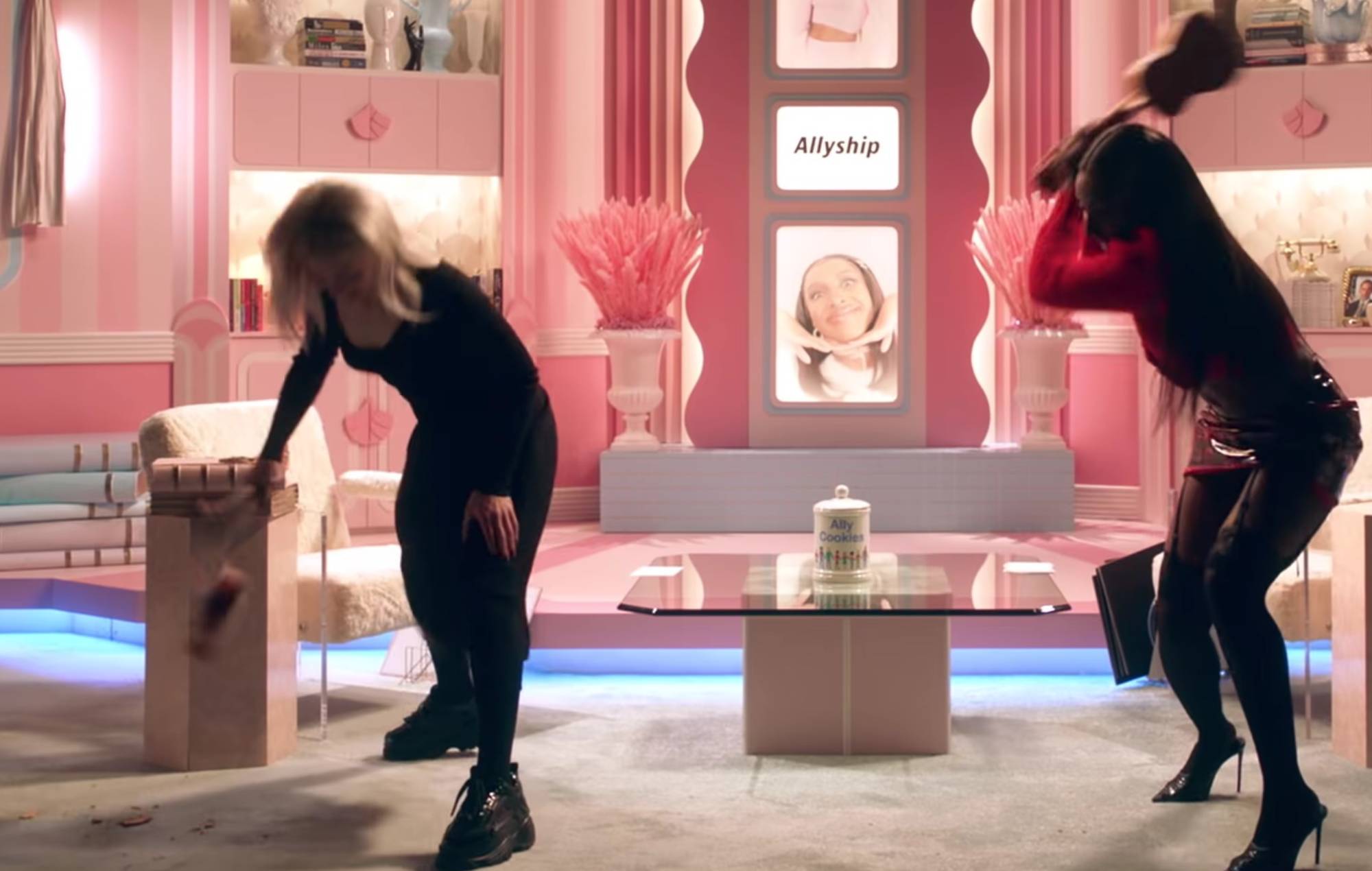 Mira cómo Phoebe Bridgers destroza un ukelele en el tráiler del programa de variedades 'ZIWE'