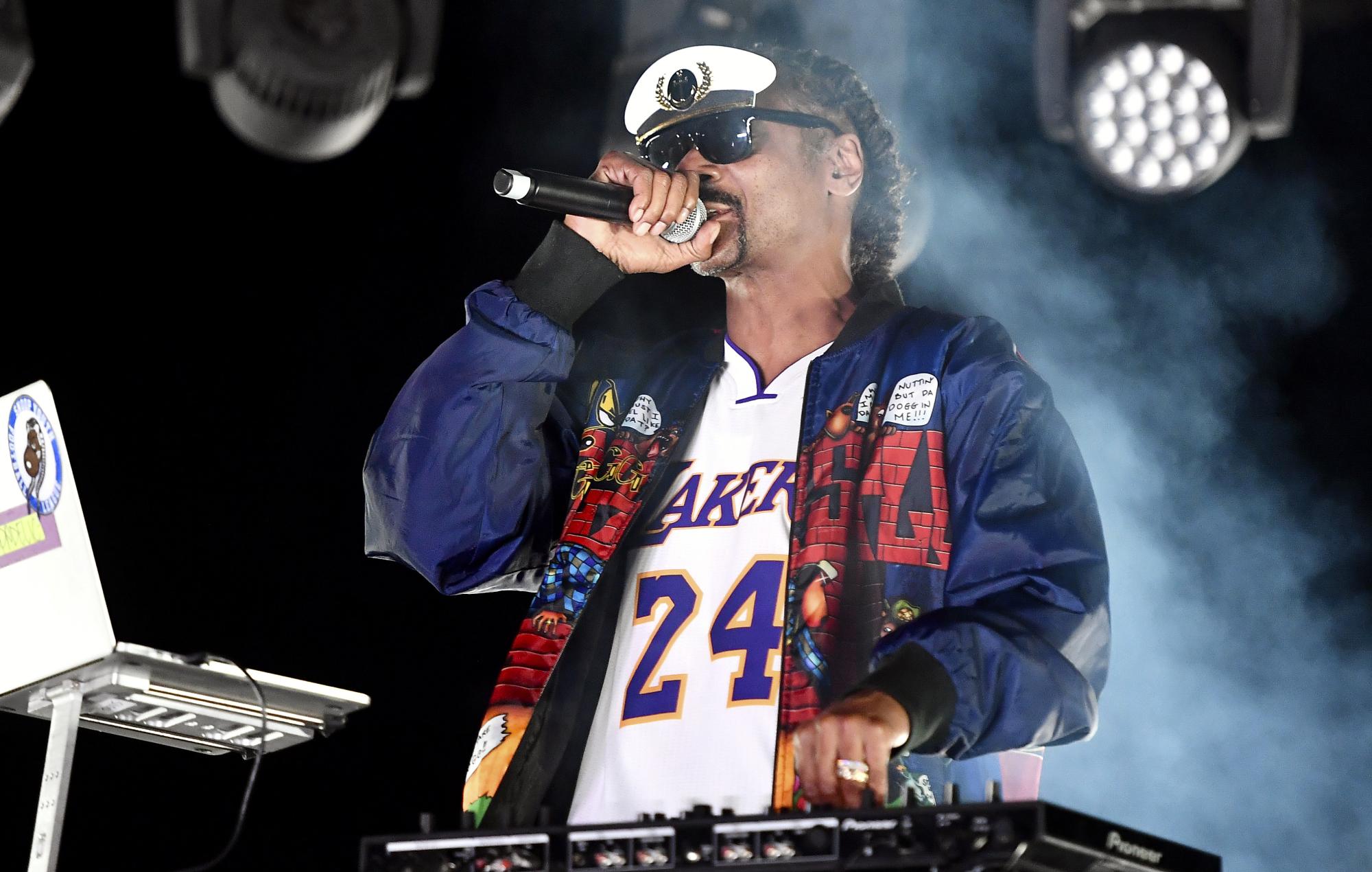 Mira cómo Snoop Dogg recrea las portadas de los álbumes de rap clásicos en el vídeo musical 