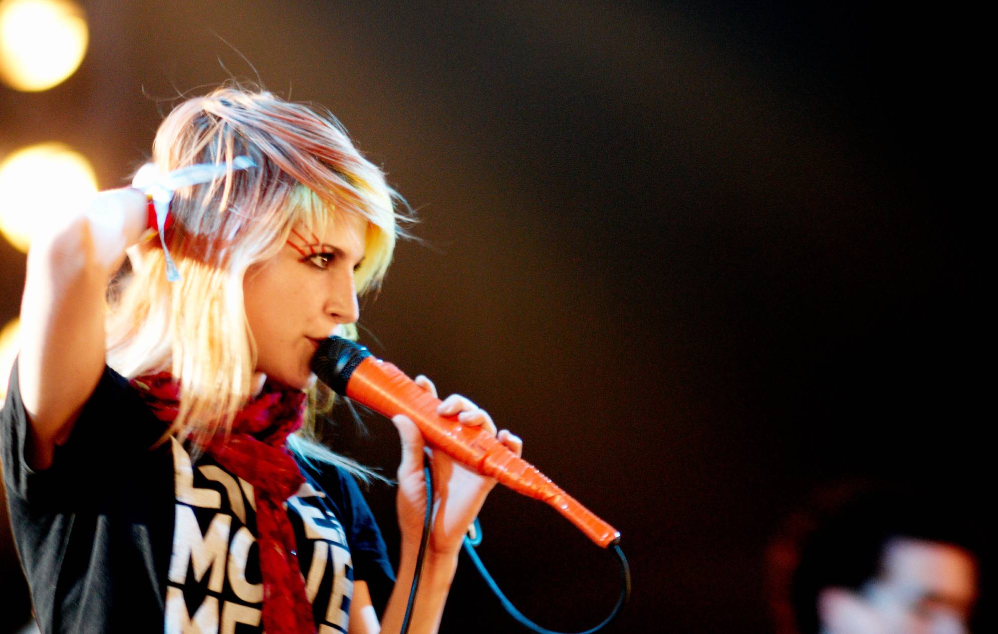 Paramore reedita su álbum de 2007 'Riot!' en vinilo plateado