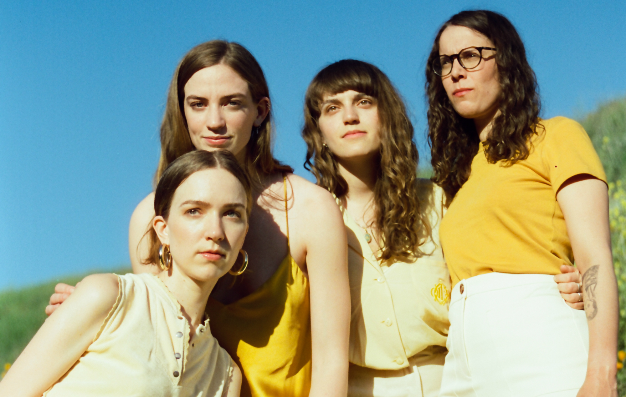 The Big Moon, Sinead O'Brien y otros contribuyen al nuevo recopilatorio benéfico "Group Therapy