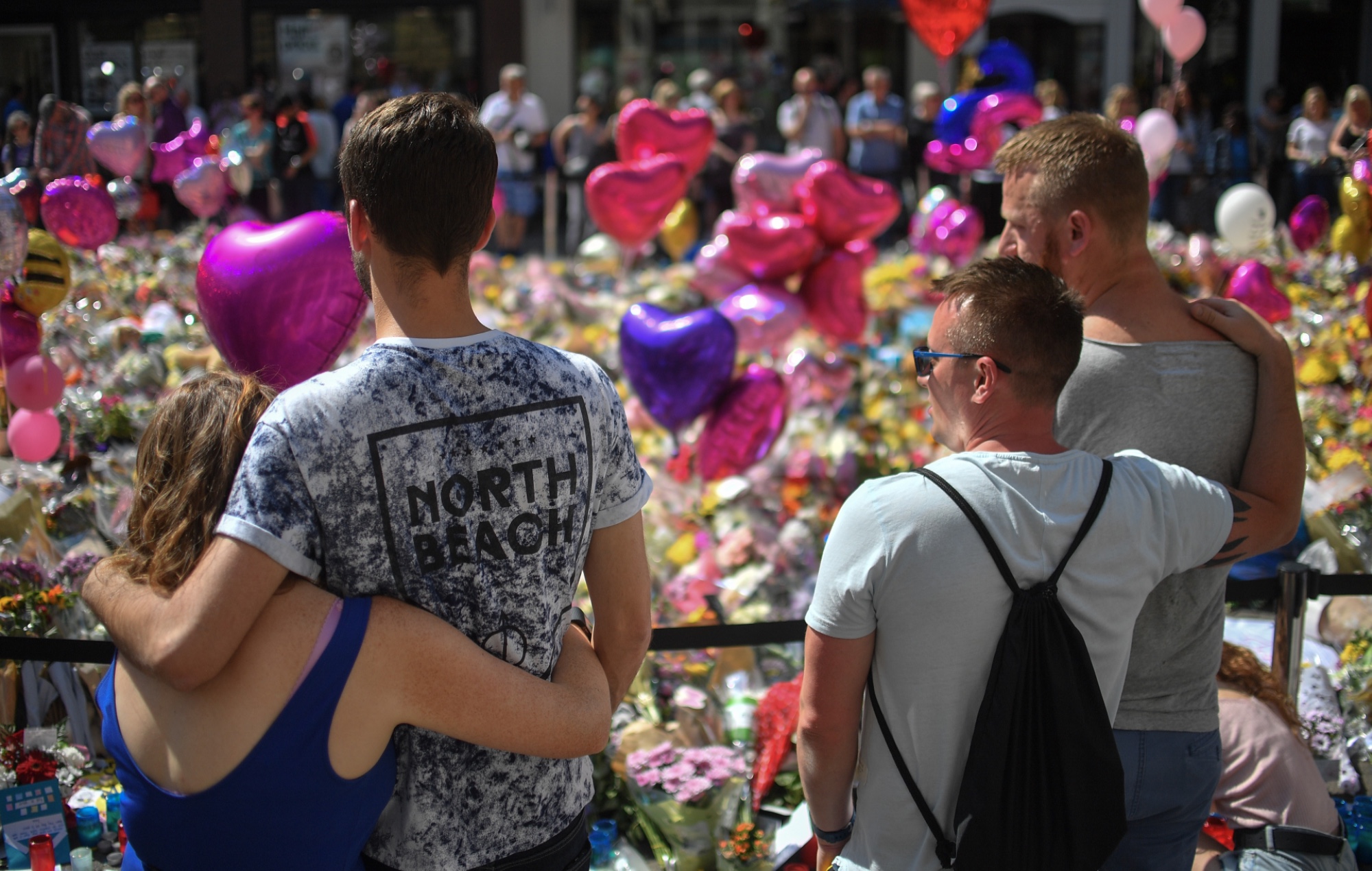 Ariana Grande, Tim Burgess y otros rinden homenaje en el cuarto aniversario del atentado del Manchester Arena