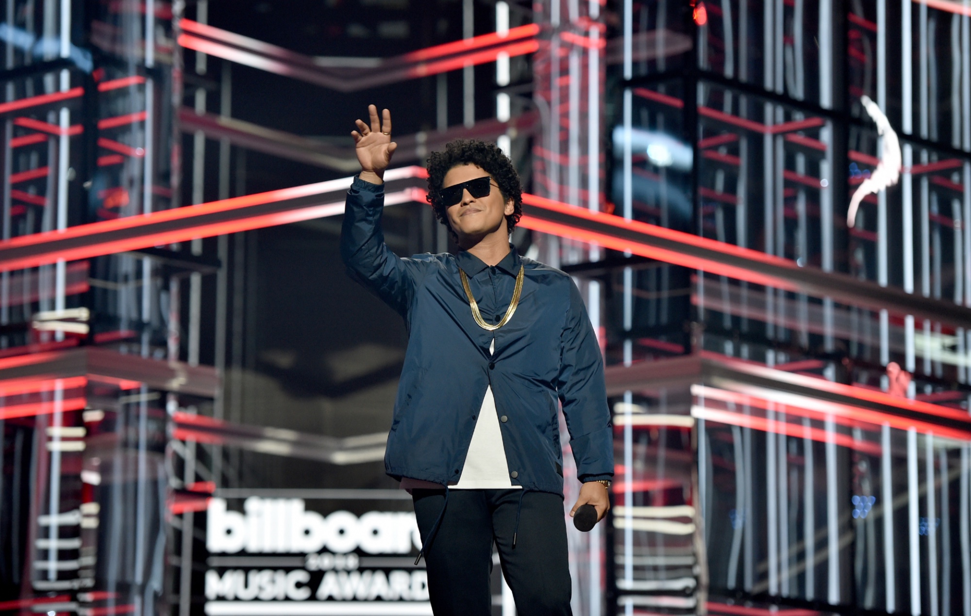 Bruno Mars se convierte en el primer artista en tener cinco canciones certificadas como Diamante