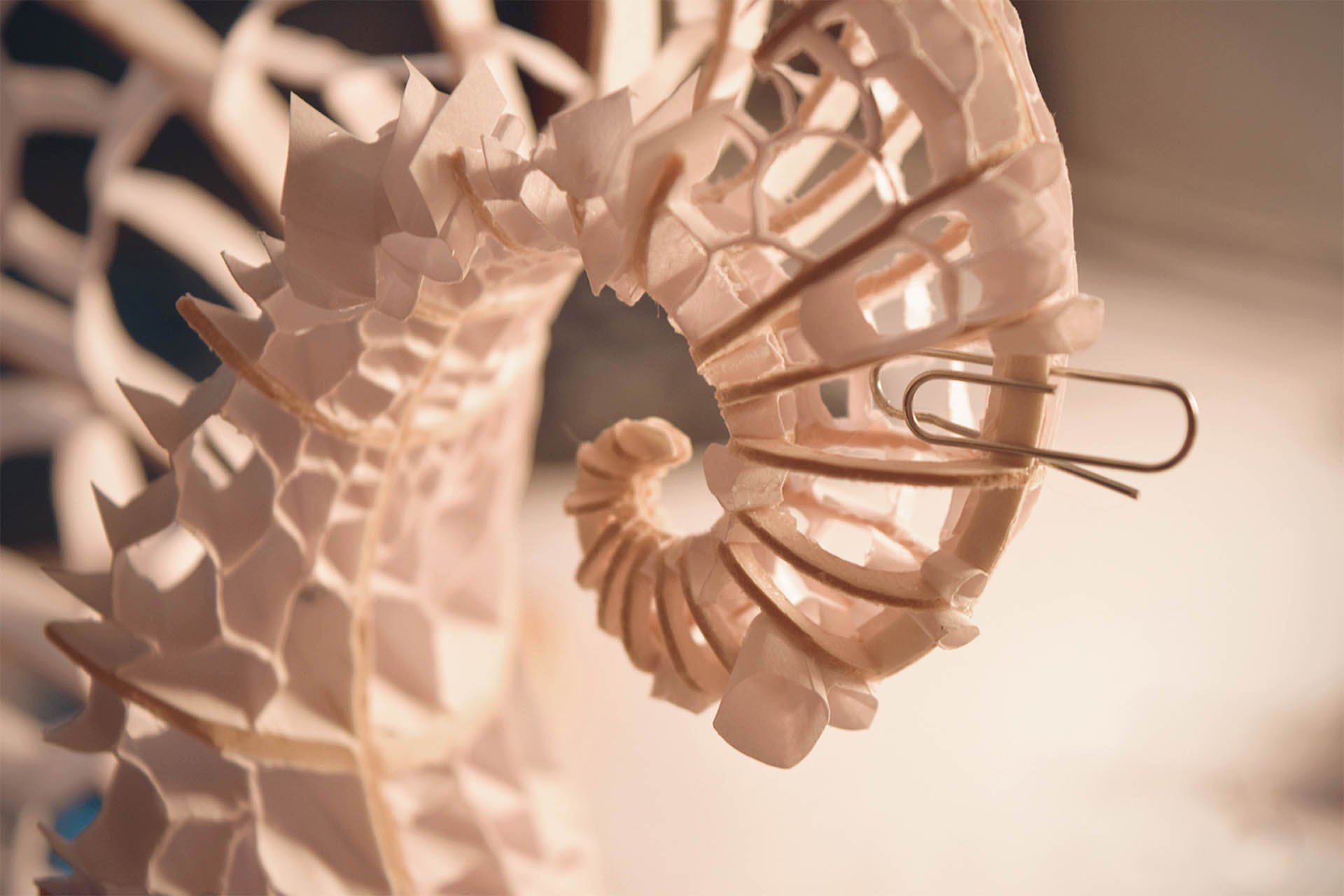 Este desarrollador indie pasó 6 años esculpiendo un juego a partir de 5.000 trozos de papel