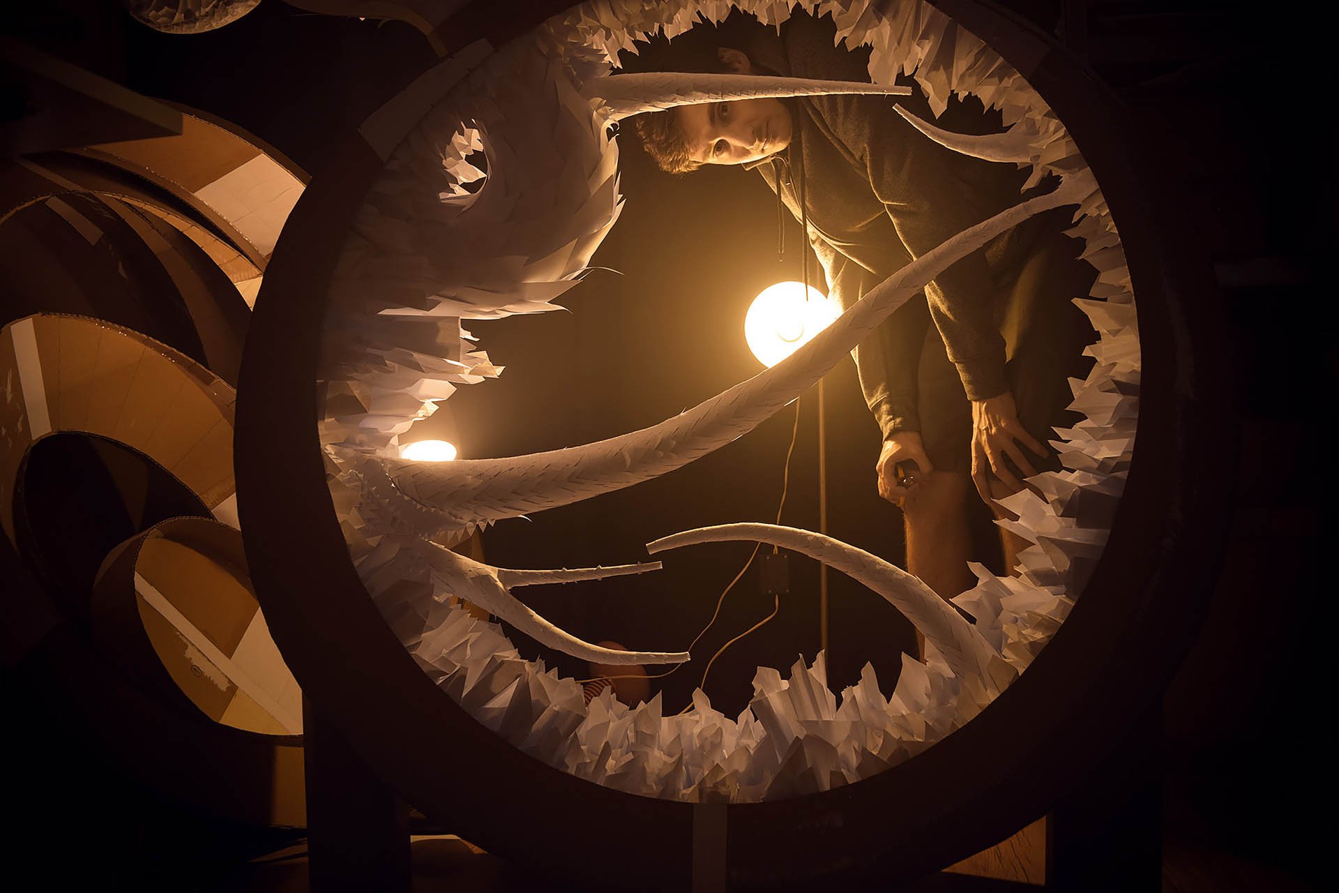 Este desarrollador indie pasó 6 años esculpiendo un juego a partir de 5.000 trozos de papel