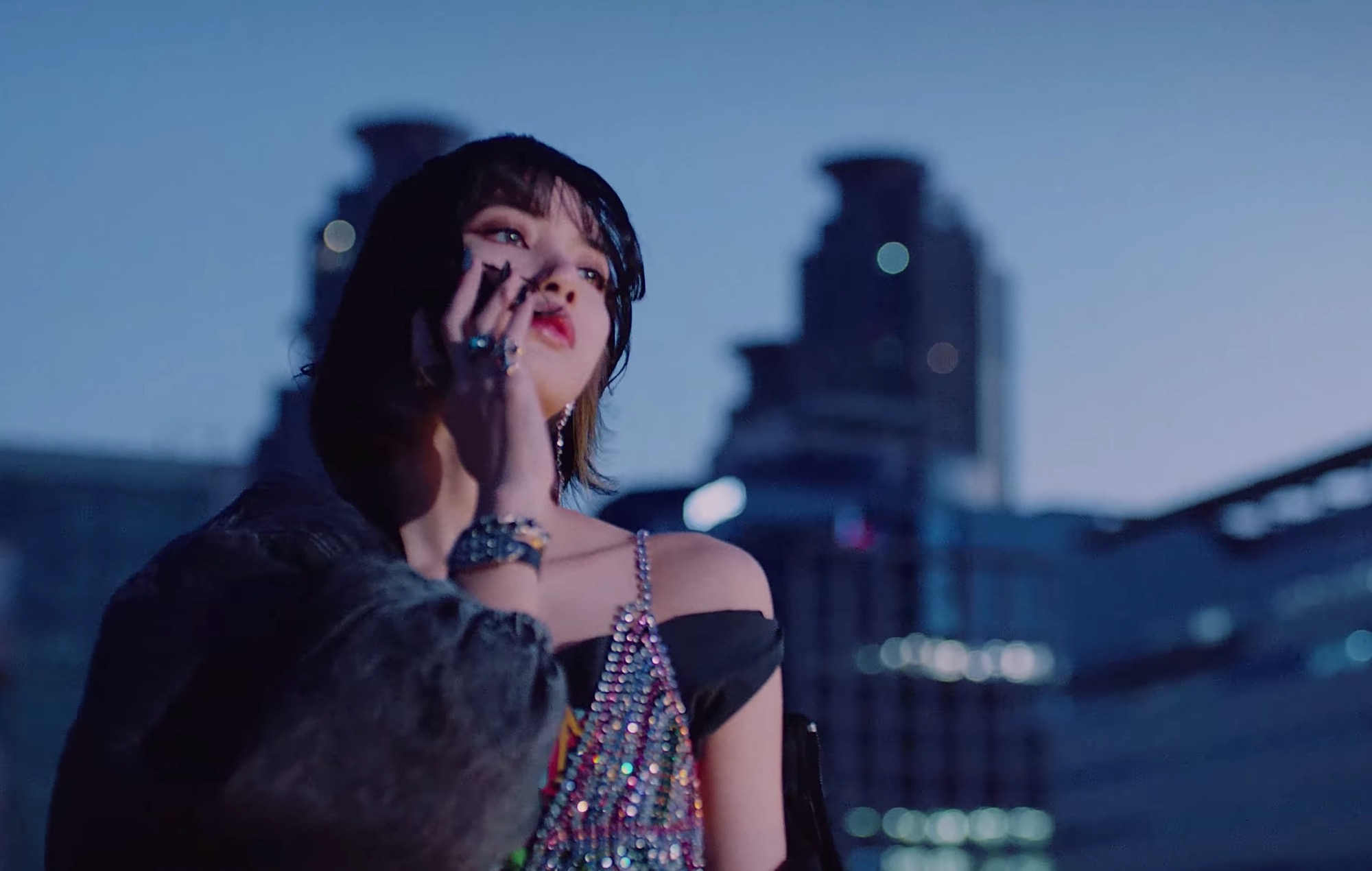 Lisa de BLACKPINK actuará con iKON en 'Kingdom: Legendary War'.