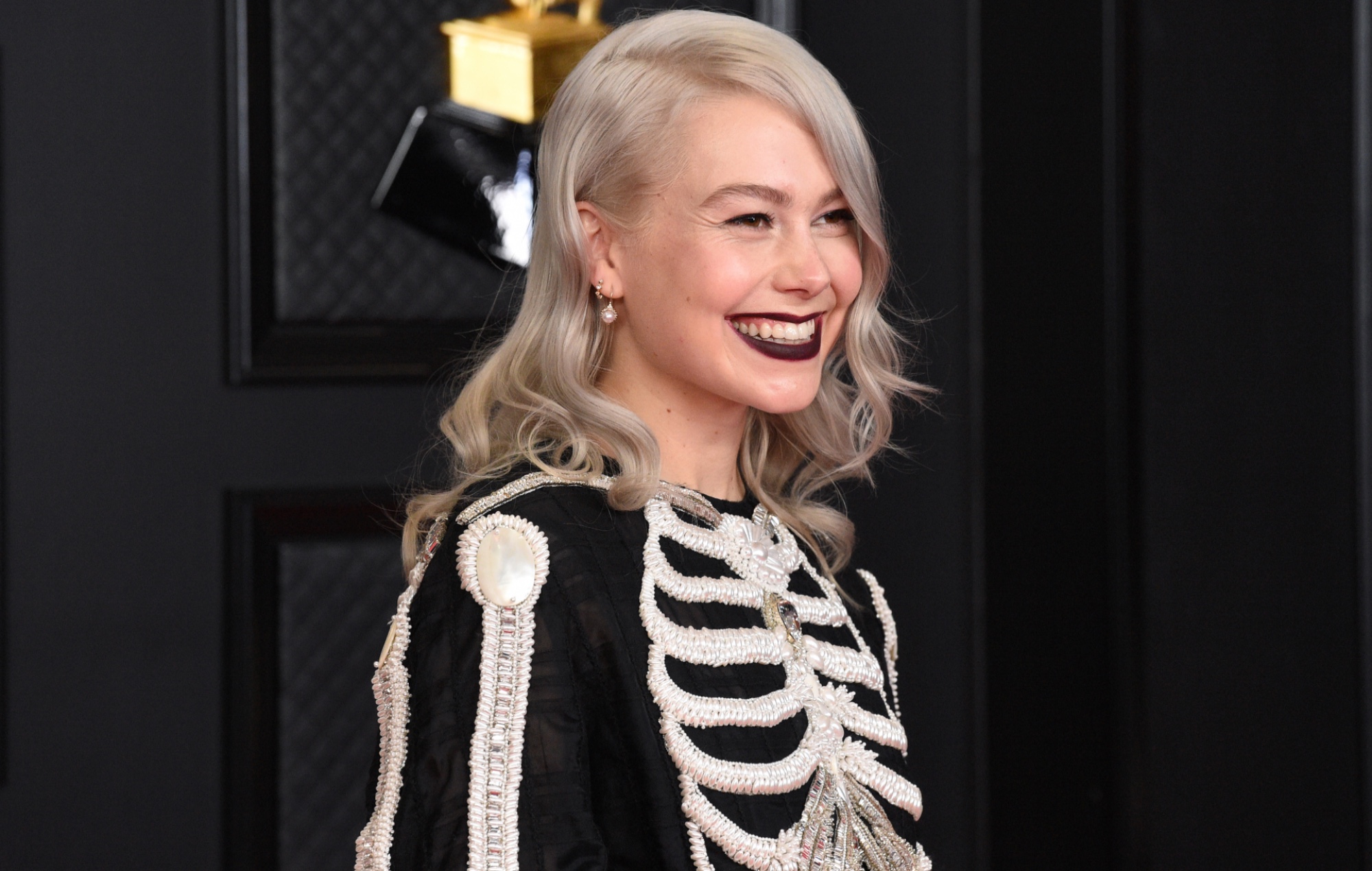 Mira a Phoebe Bridgers haciendo ASMR en el episodio de Allyship de 'Ziwe'