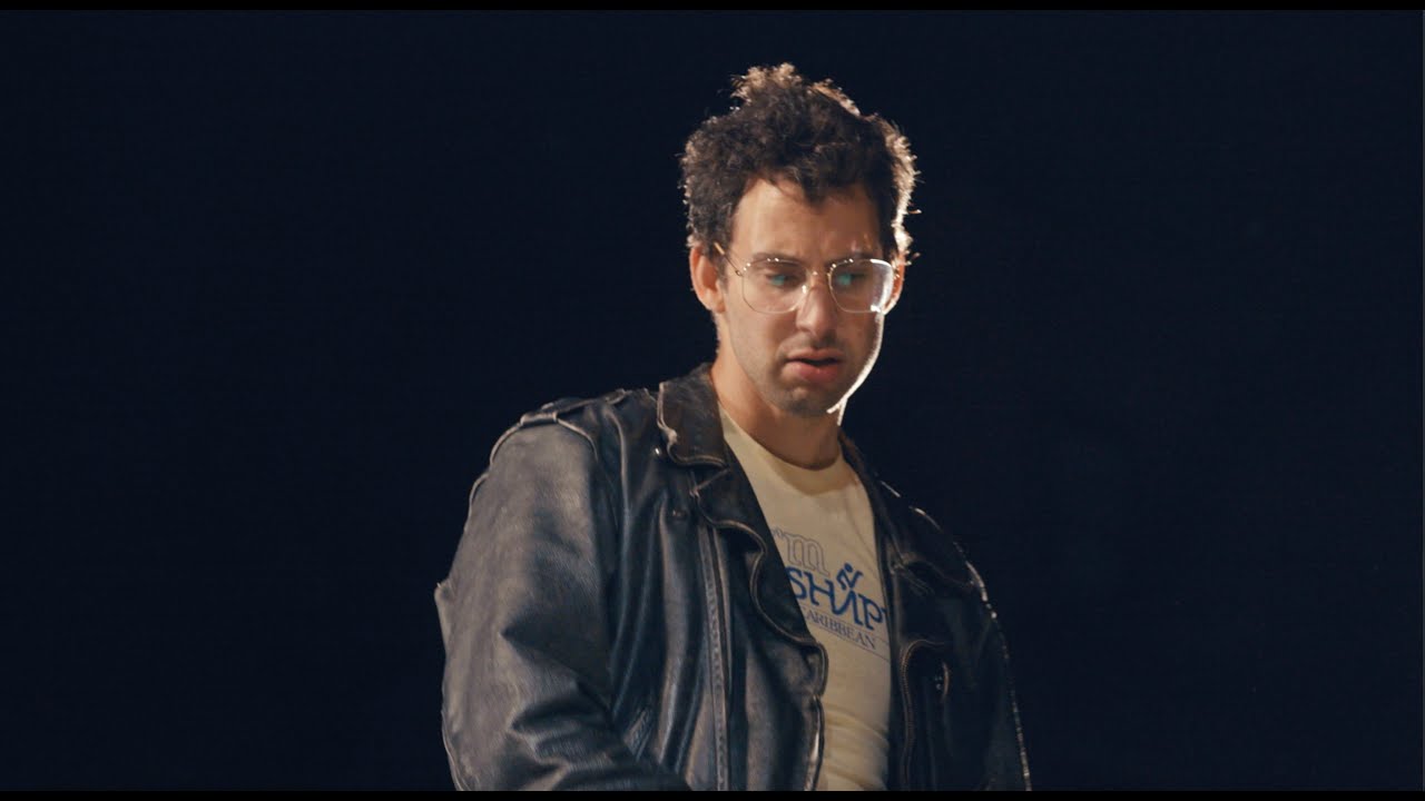 Mira cómo Bleachers estrena su nuevo tema 'How Dare You Want More'
