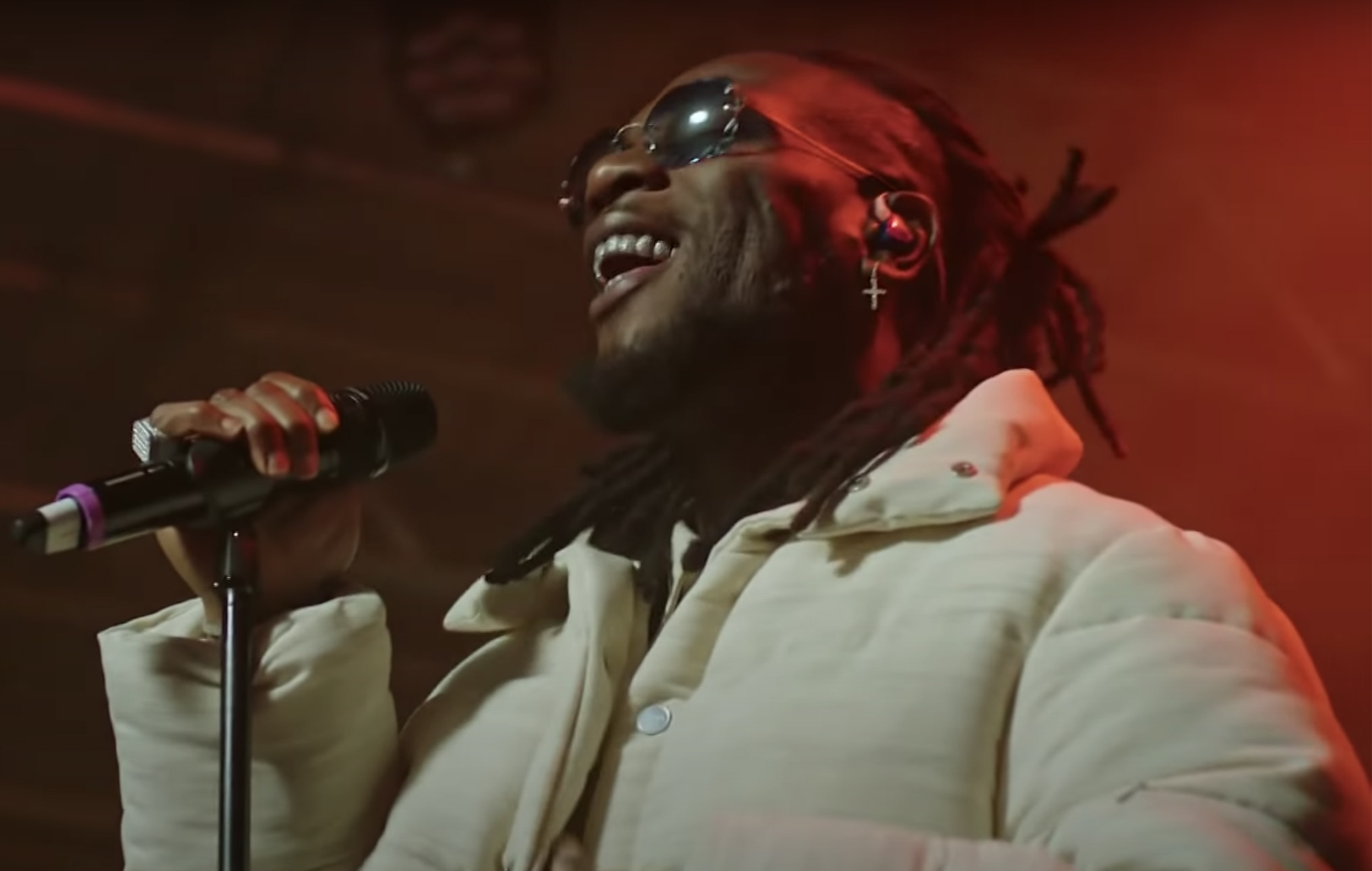 Mira cómo Burna Boy juega al golf en un camión en el vídeo de su nuevo single 'Kilometre'