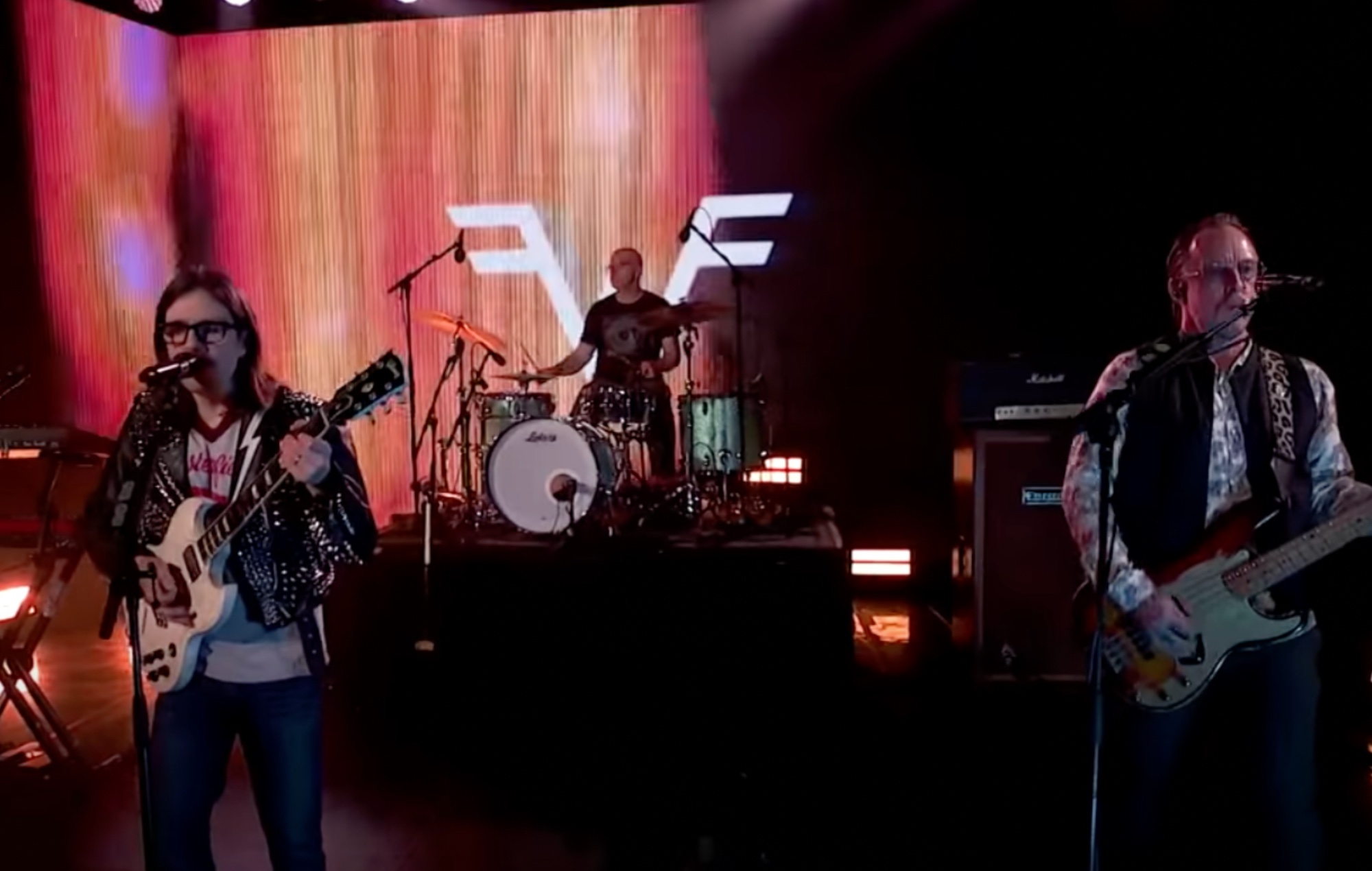 Mira cómo Weezer interpreta 'All The Good Ones' en 'The Tonight Show'