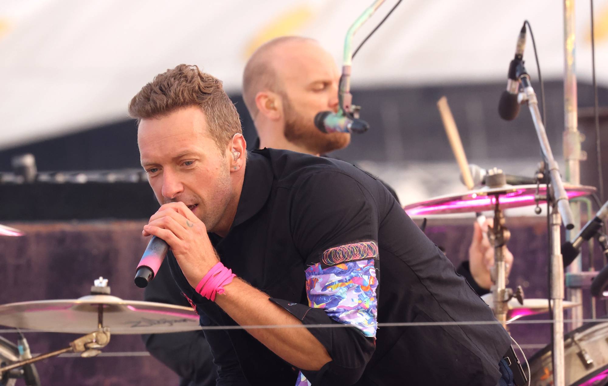 Mira el set de TikTok de Coldplay en vivo desde el Alexandra Palace para el Red Nose Day USA
