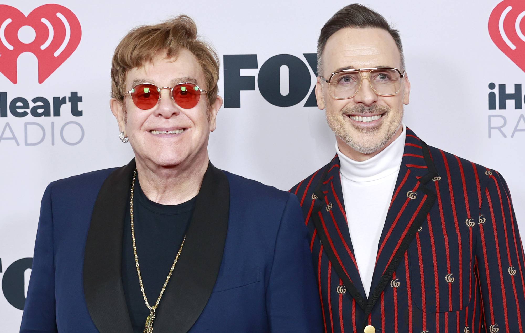 Elton John y David Furnish serán los copresentadores de la celebración virtual del Orgullo en YouTube