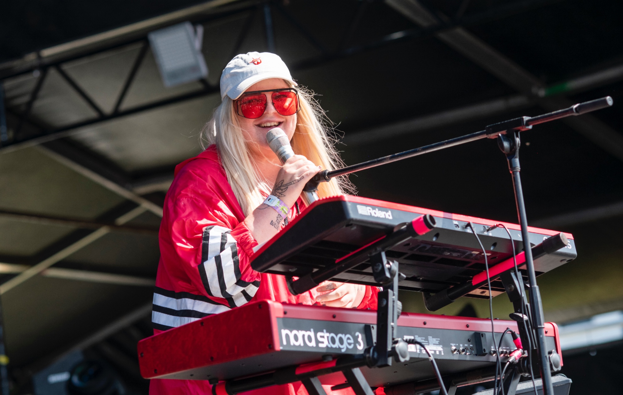 Escucha el nuevo y edificante single de Tones & I, 'Cloudy Day'