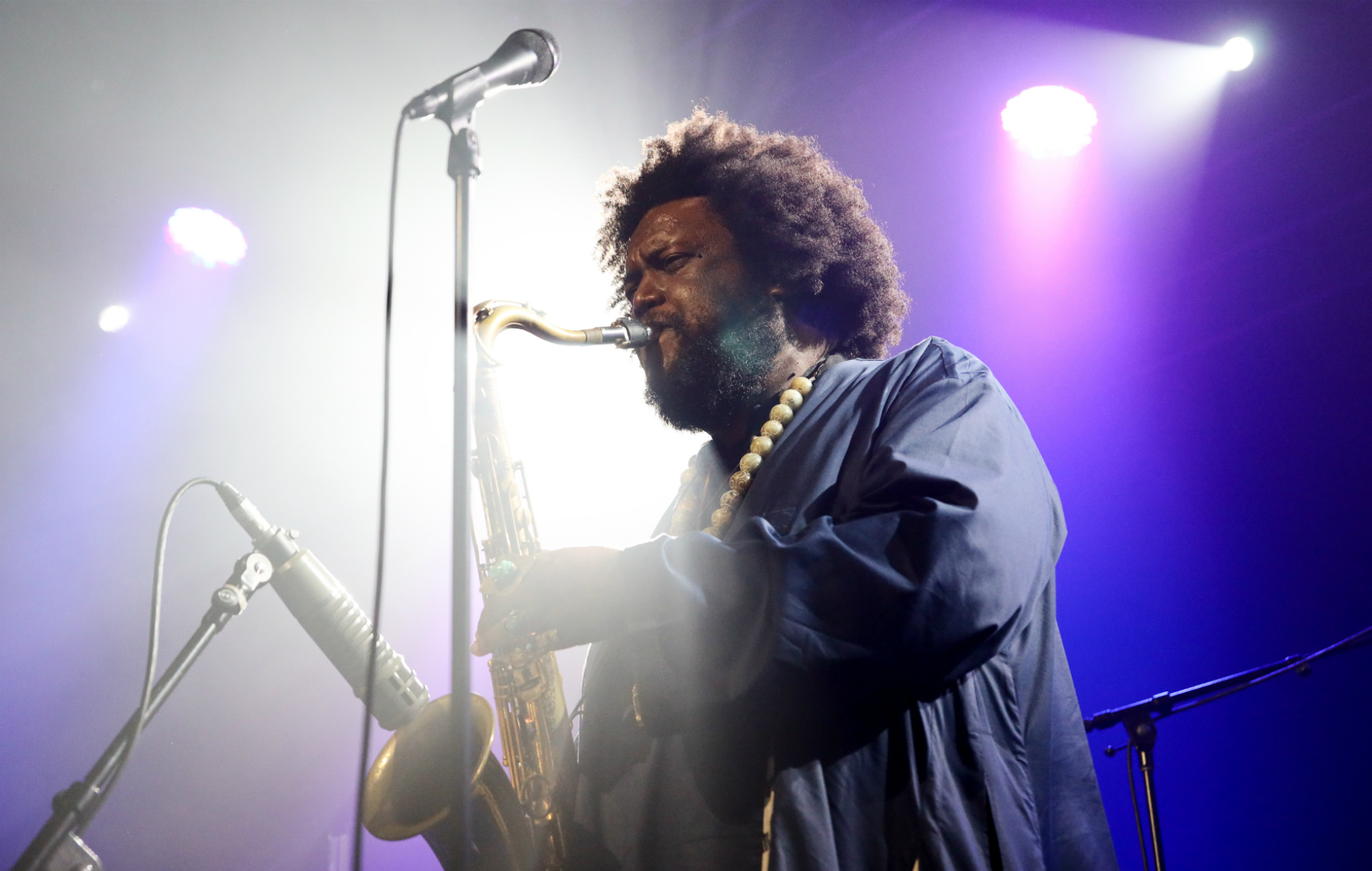 Escucha la nueva y maravillosa canción de 8 minutos de Kamasi Washington, 