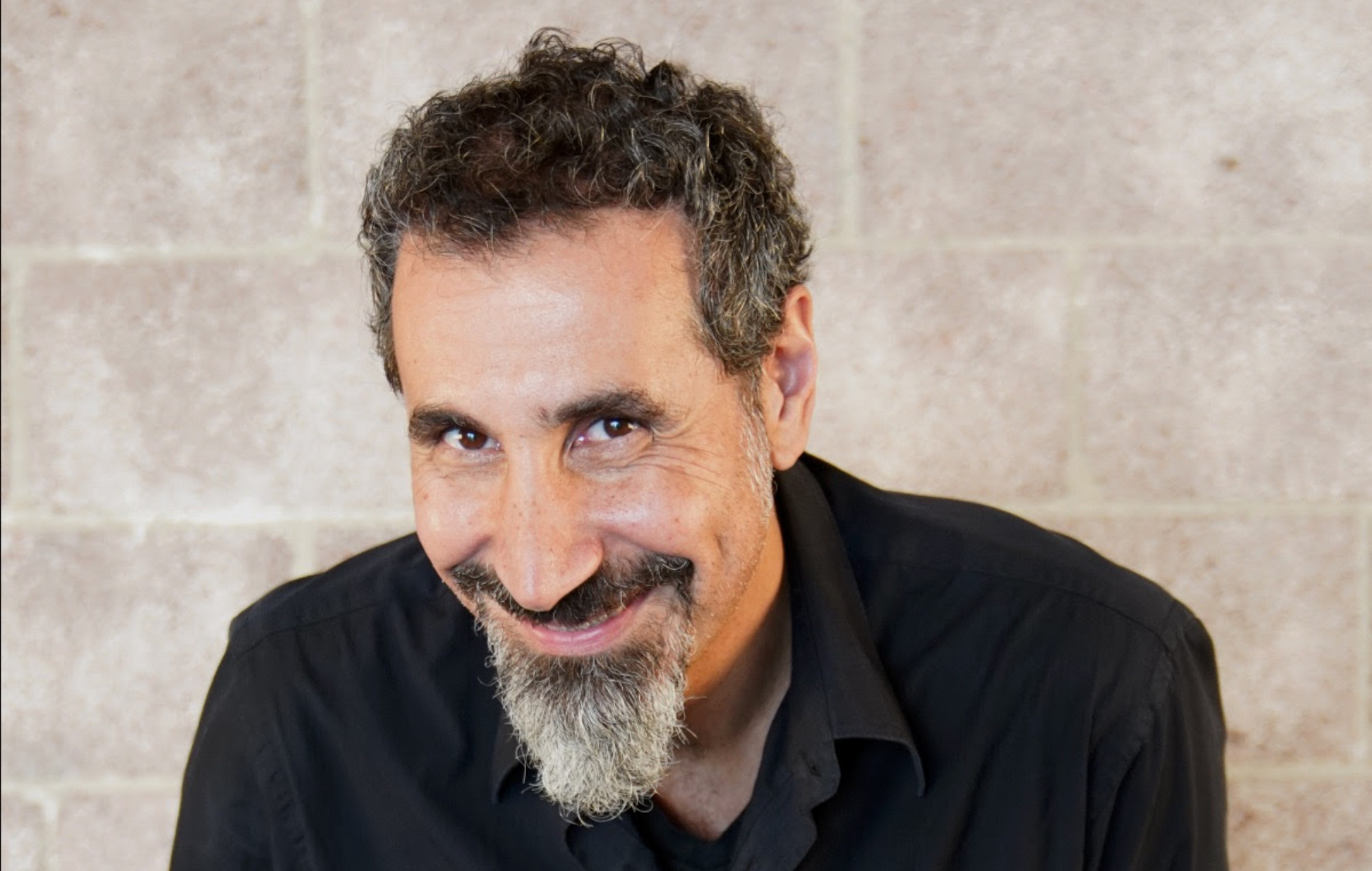Escuche la nueva composición clásica de 24 minutos de Serj Tankian 