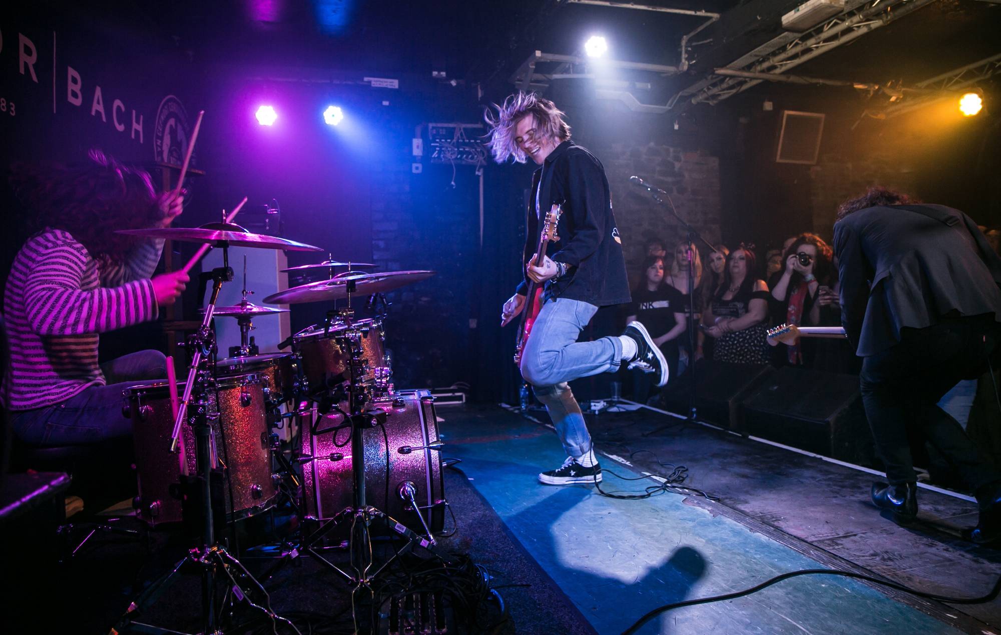 Gales suaviza las restricciones por coronavirus para los locales de música en directo