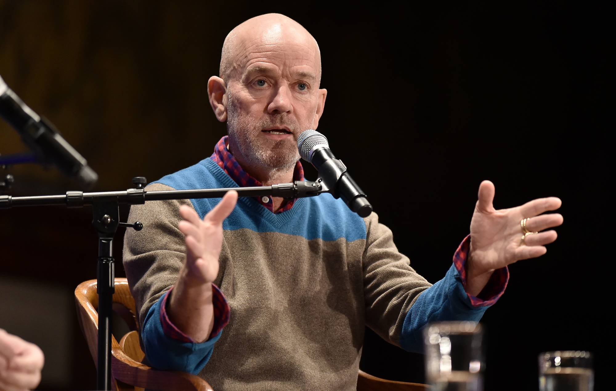 Michael Stipe dice que está trabajando en nueva música este verano