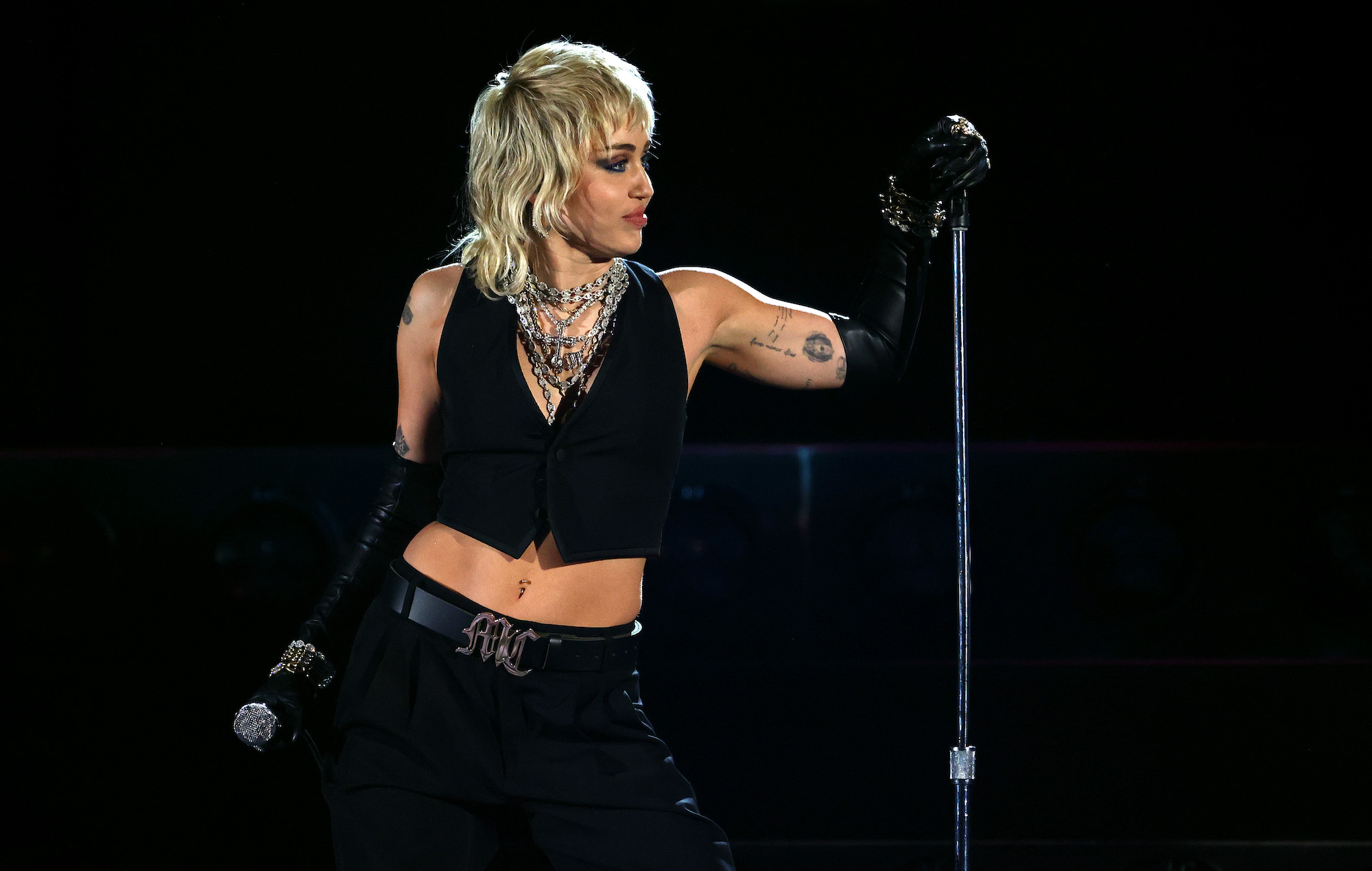 Miley Cyrus interpreta un popurrí de Madonna en el especial del Orgullo 