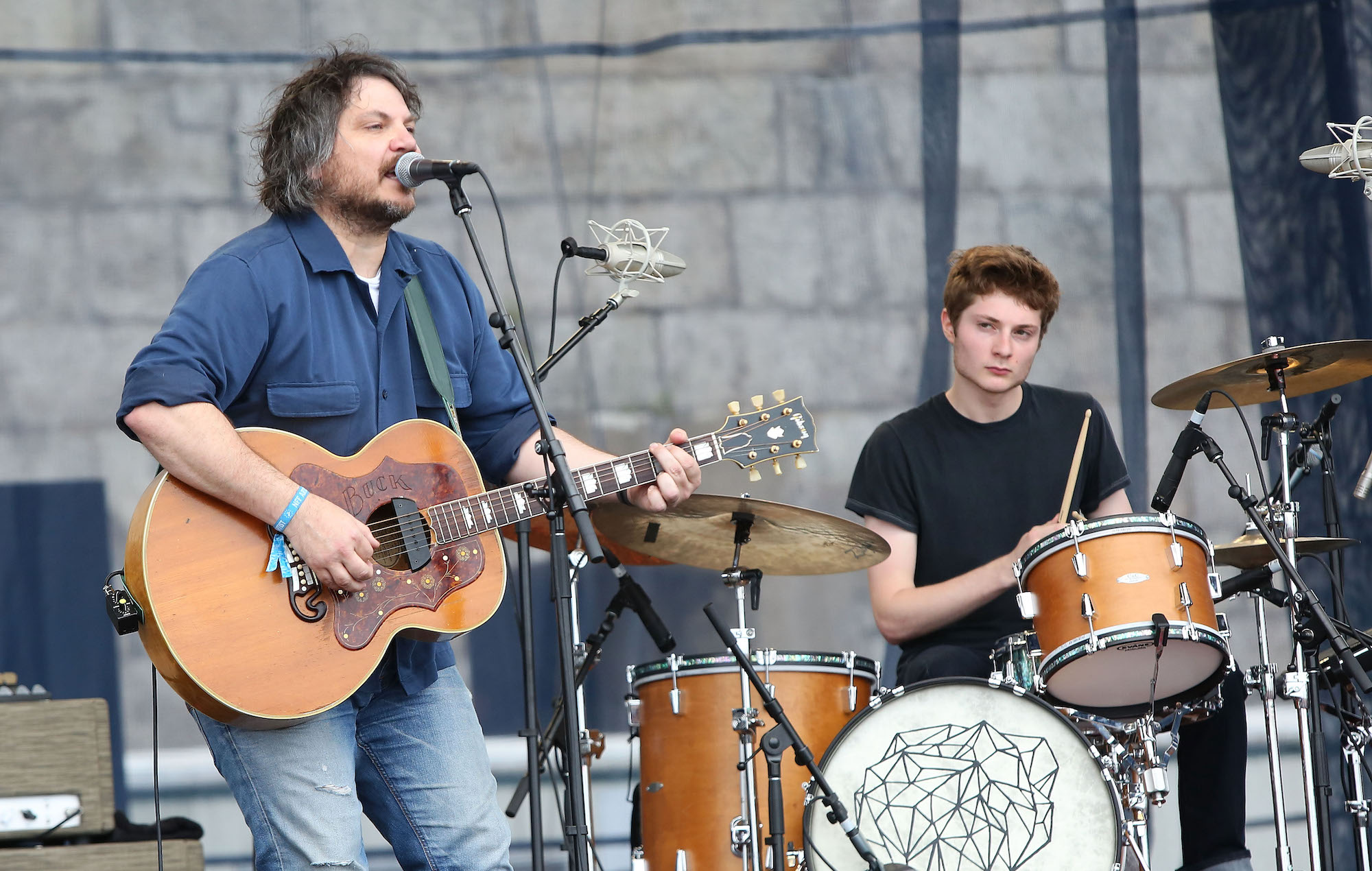 Mira cómo Jeff Tweedy y su hijo versionan el nuevo single de Sharon Van Etten y Angel Olsen