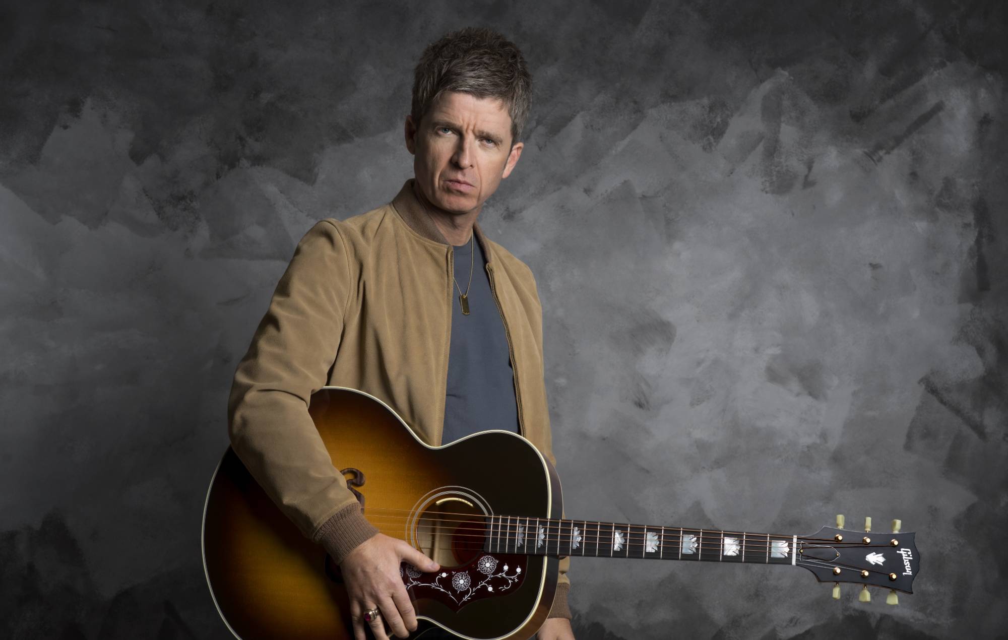Noel Gallagher se asocia con Gibson para relanzar la guitarra acústica J-150