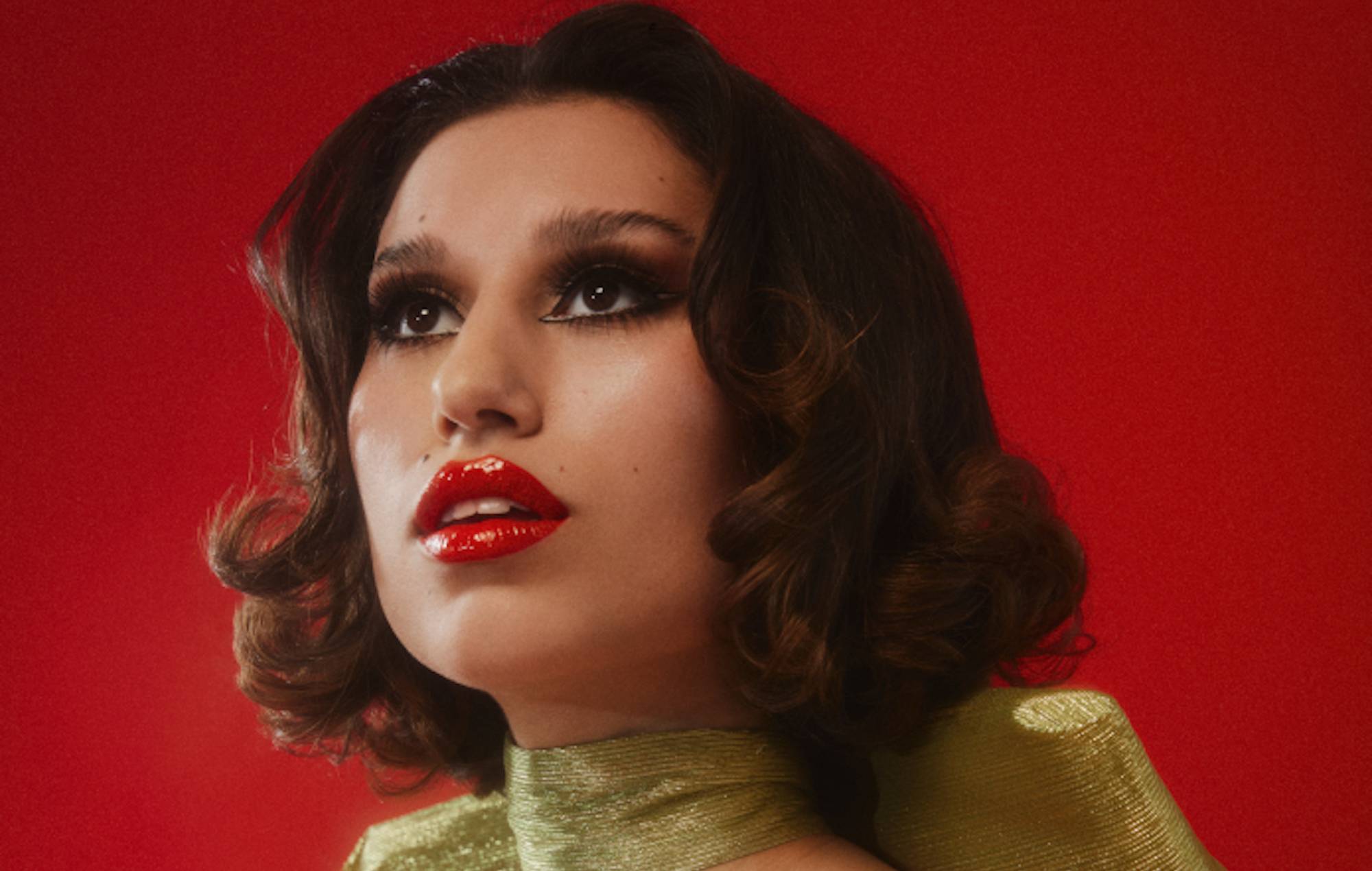 RAYE comparte su nuevo tema 'Call On Me', escrito para su hermana