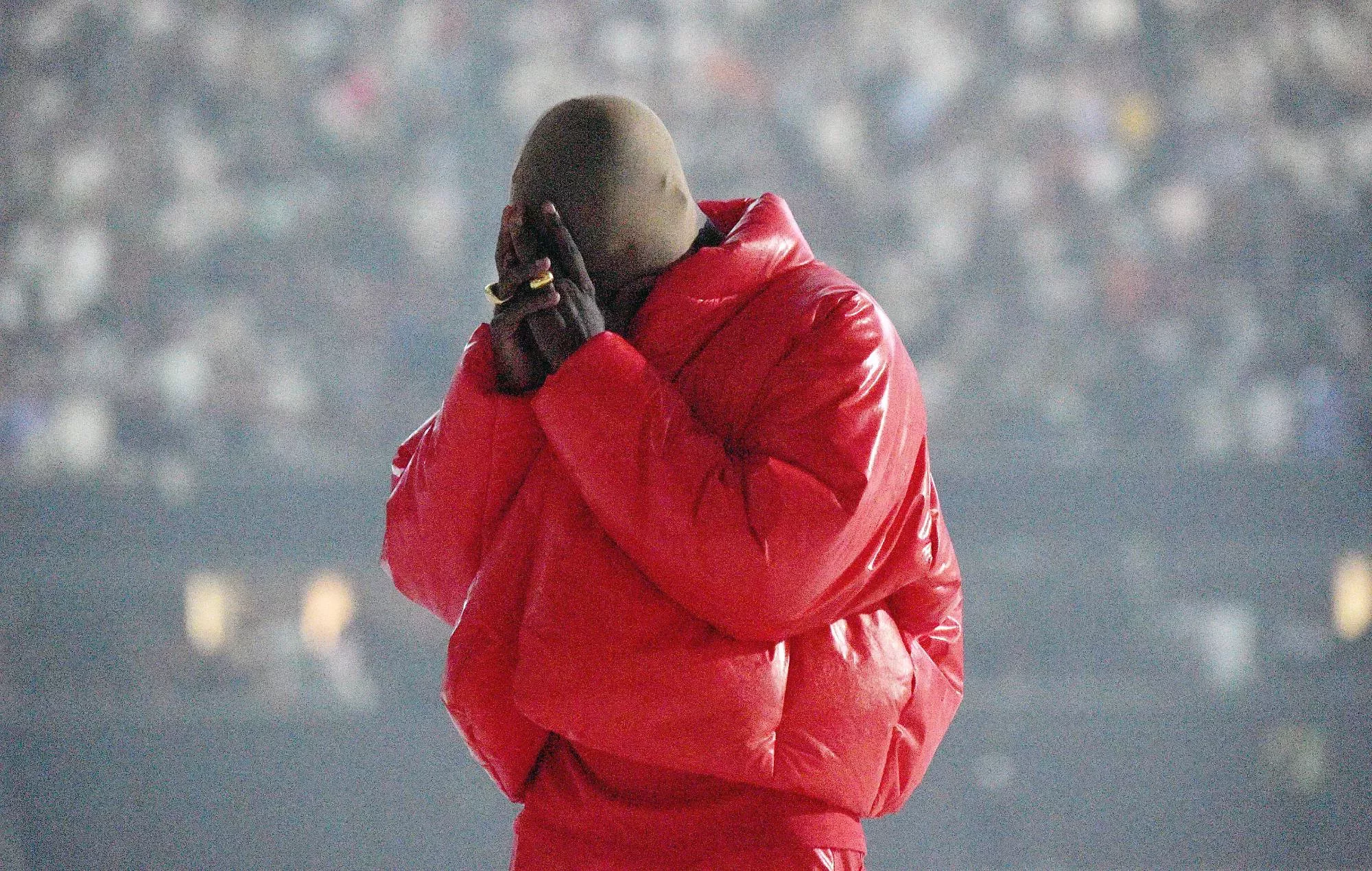 Alguien está vendiendo una bolsa de aire del evento de escucha de Kanye West 'DONDA'