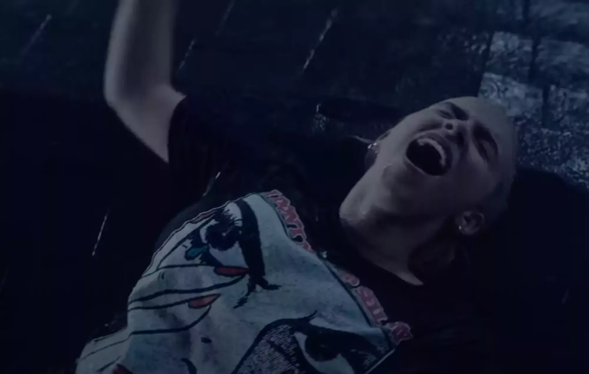 Billie Eilish lucha contra un torrente literal de emociones en el impactante nuevo vídeo de 'Happier Than Ever'
