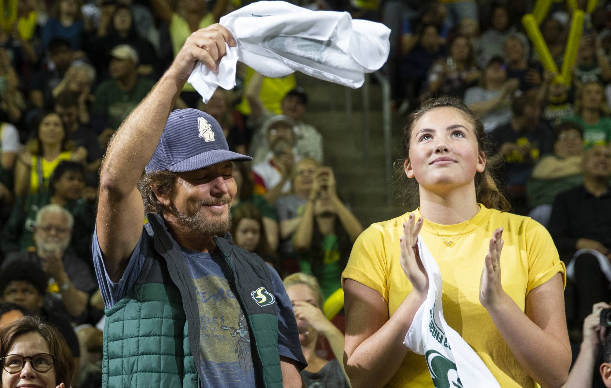 'El día de la bandera': La hija de Eddie Vedder, Olivia, pone sonido al tráiler del nuevo drama de Sean Penn