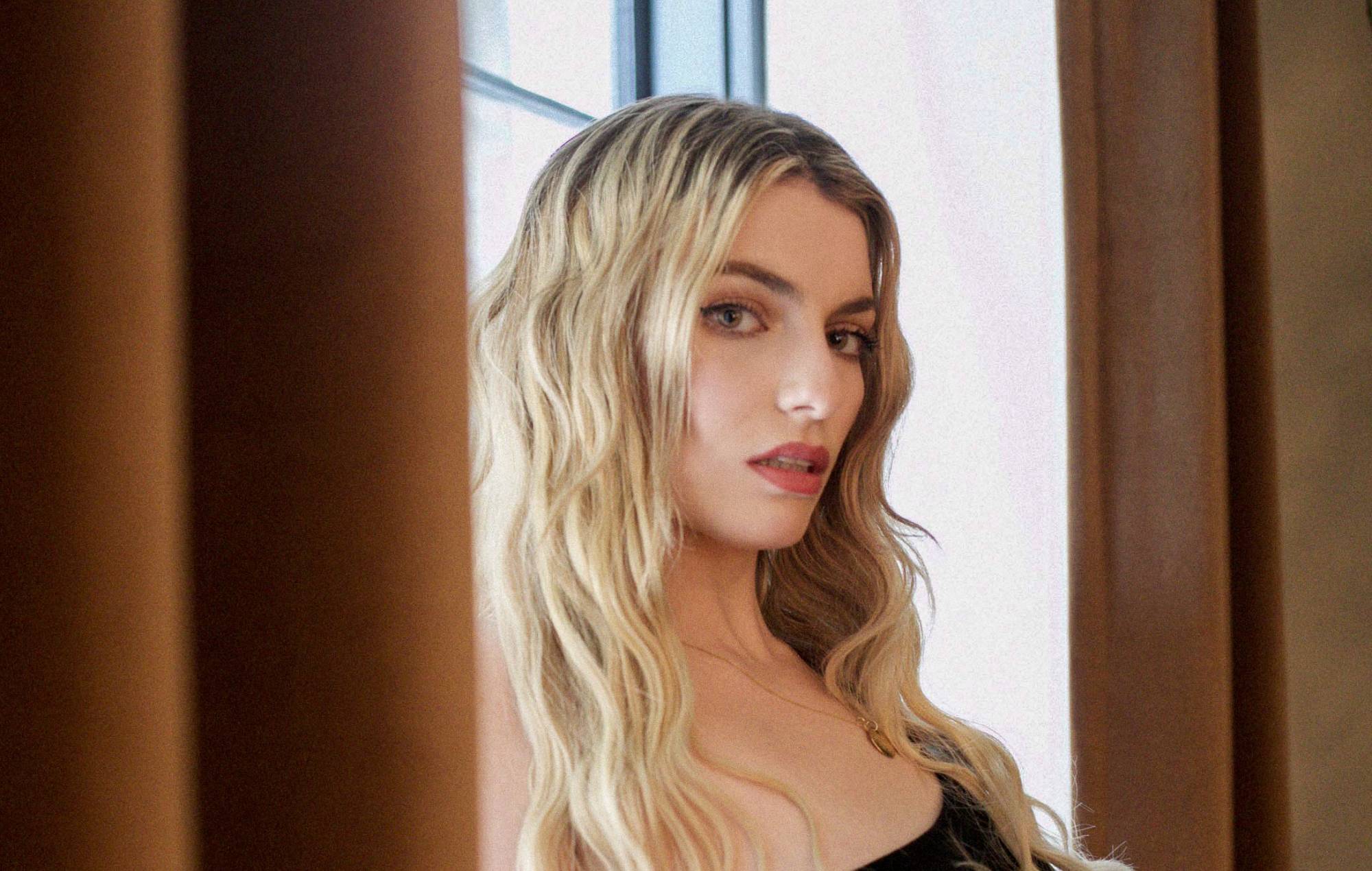 Escucha el nuevo single de Lola Lennox 'Love Like That'